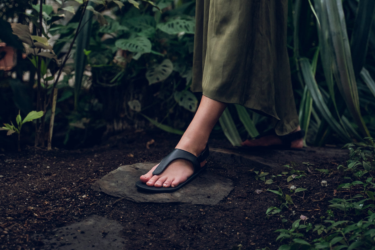 Ahinsa Simple barfods sandaler til kvinder i farven black, lifestyle