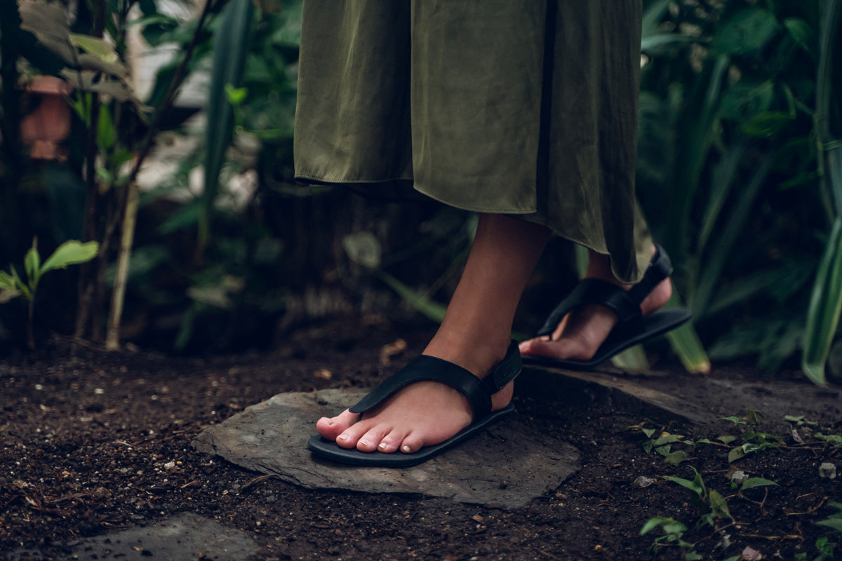 Ahinsa Simple barfods sandaler til kvinder i farven black, lifestyle