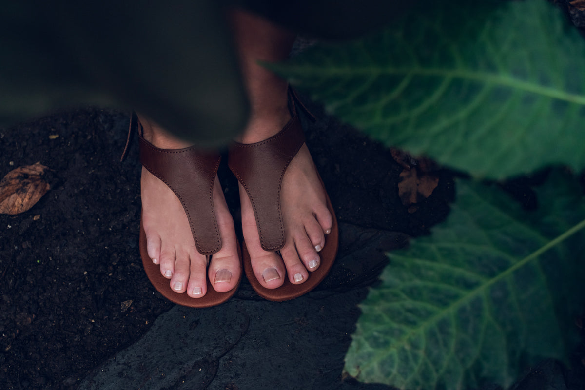Ahinsa Simple barfods sandaler til kvinder i farven brown, lifestyle