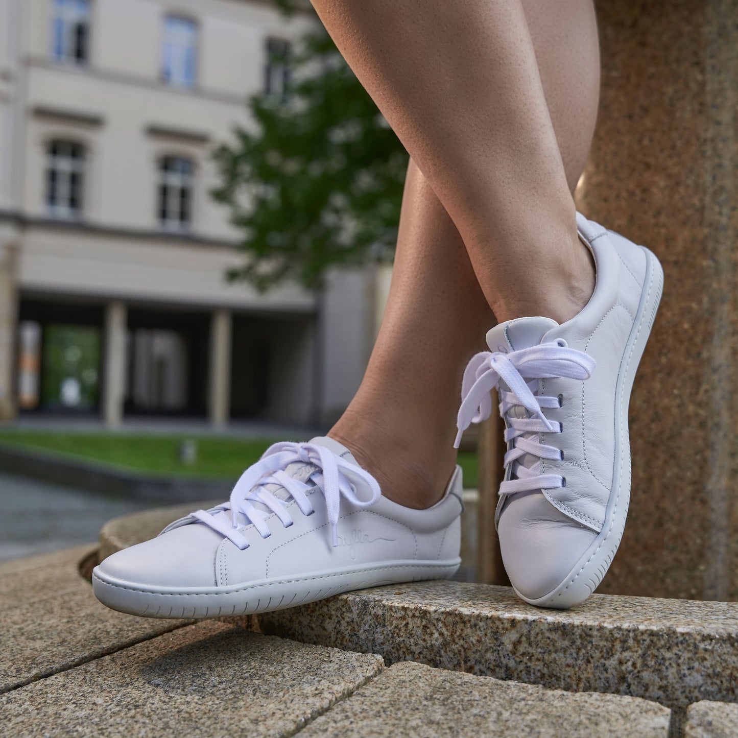 Aylla Keck Womens barfods sneakers i læder til kvinder i farven white / white, lifestyle