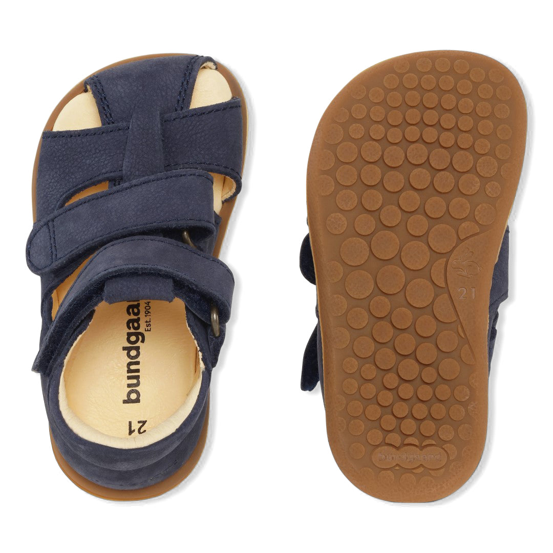 Unisex Balder sandal fra Bundgaard i Navy, specielt designet til børn. Viser top- og sålperspektiver med flerfarvet justerbare stropper og tekstureret sål for bedre greb.