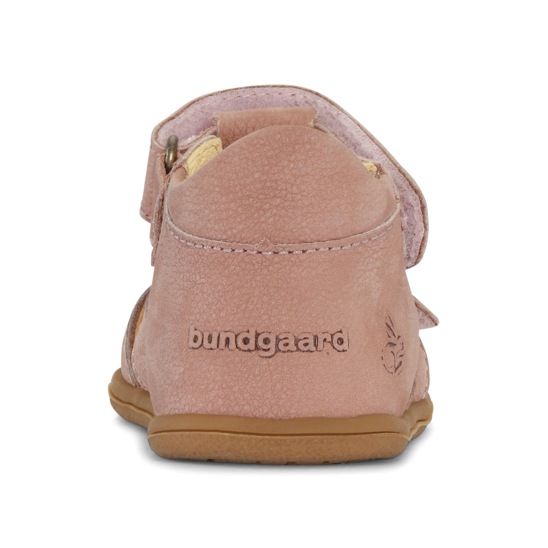Bundgaard Balder børnesandal i varianten Rose, med Bundgaard logo og plantemotiv ved hælen, designet til at støtte naturlig fodbevægelse.