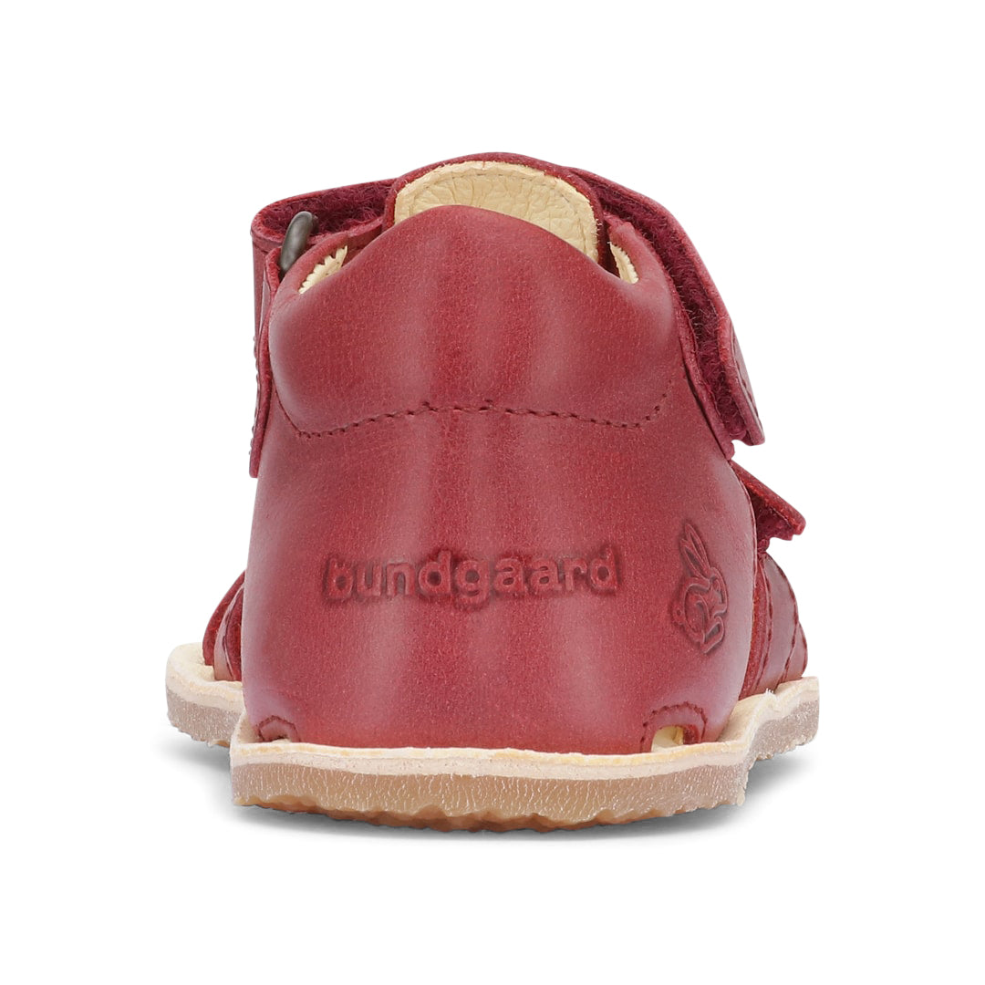 Børnesandal Sebastian II fra Bundgaard i rødt åndbart læder med bundgaard Zero Heel gummisål og indgraveret logo ved hælen, sikrer komfort og beskyttelse.