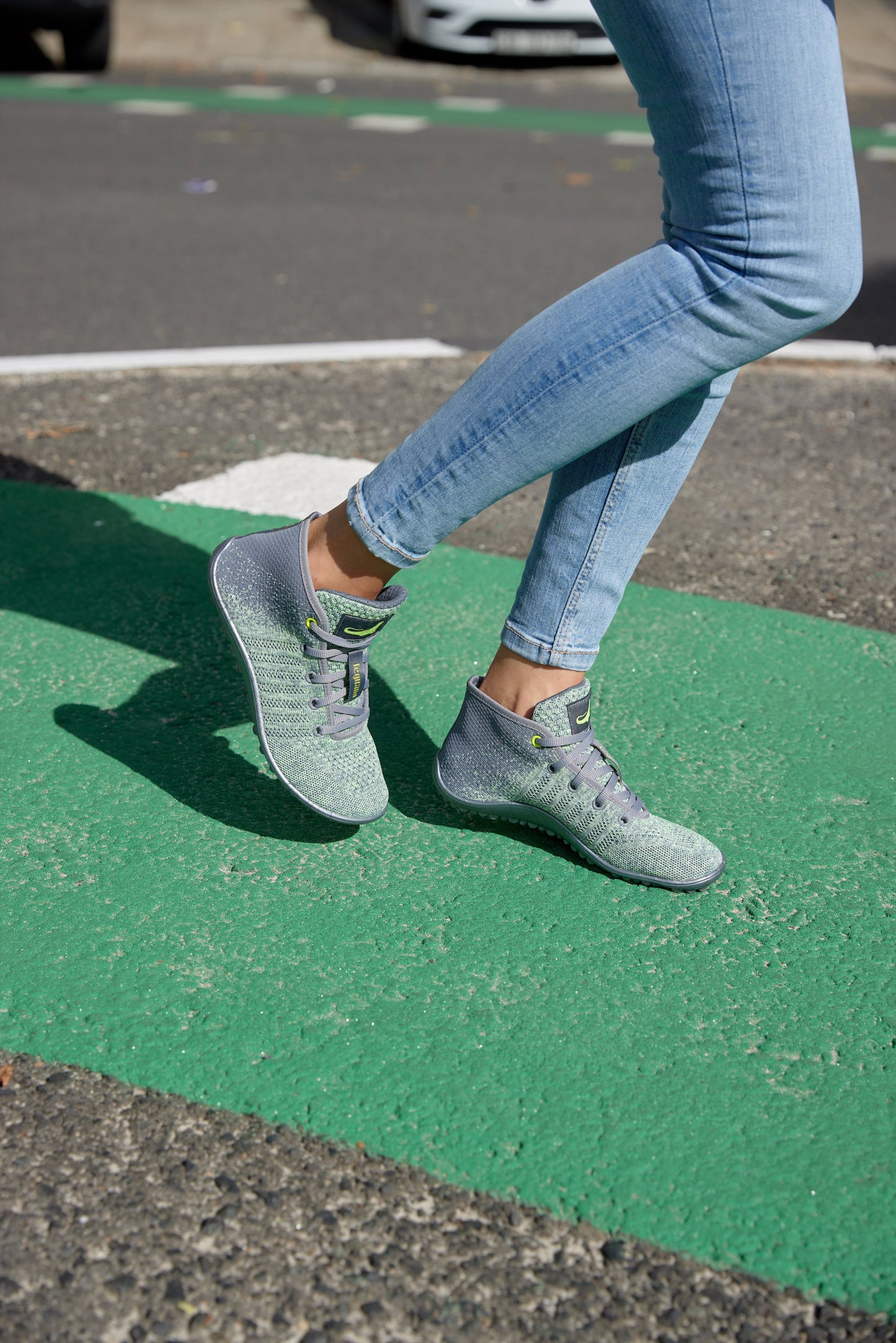 Leguano Go: barfods high-top sneakers til kvinder og mænd i farven kiwi, lifestyle