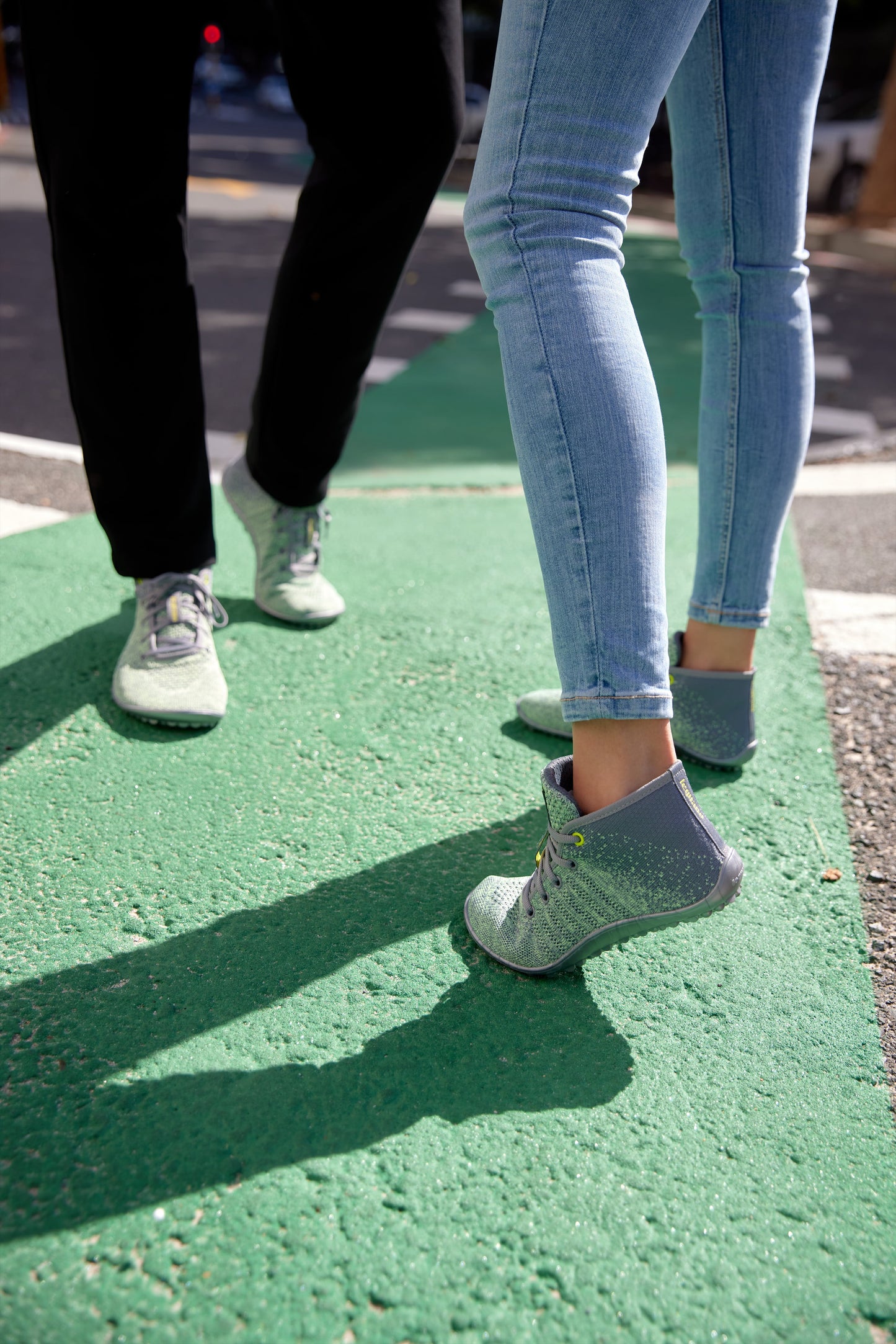 Leguano Go: barfods high-top sneakers til kvinder og mænd i farven kiwi, lifestyle