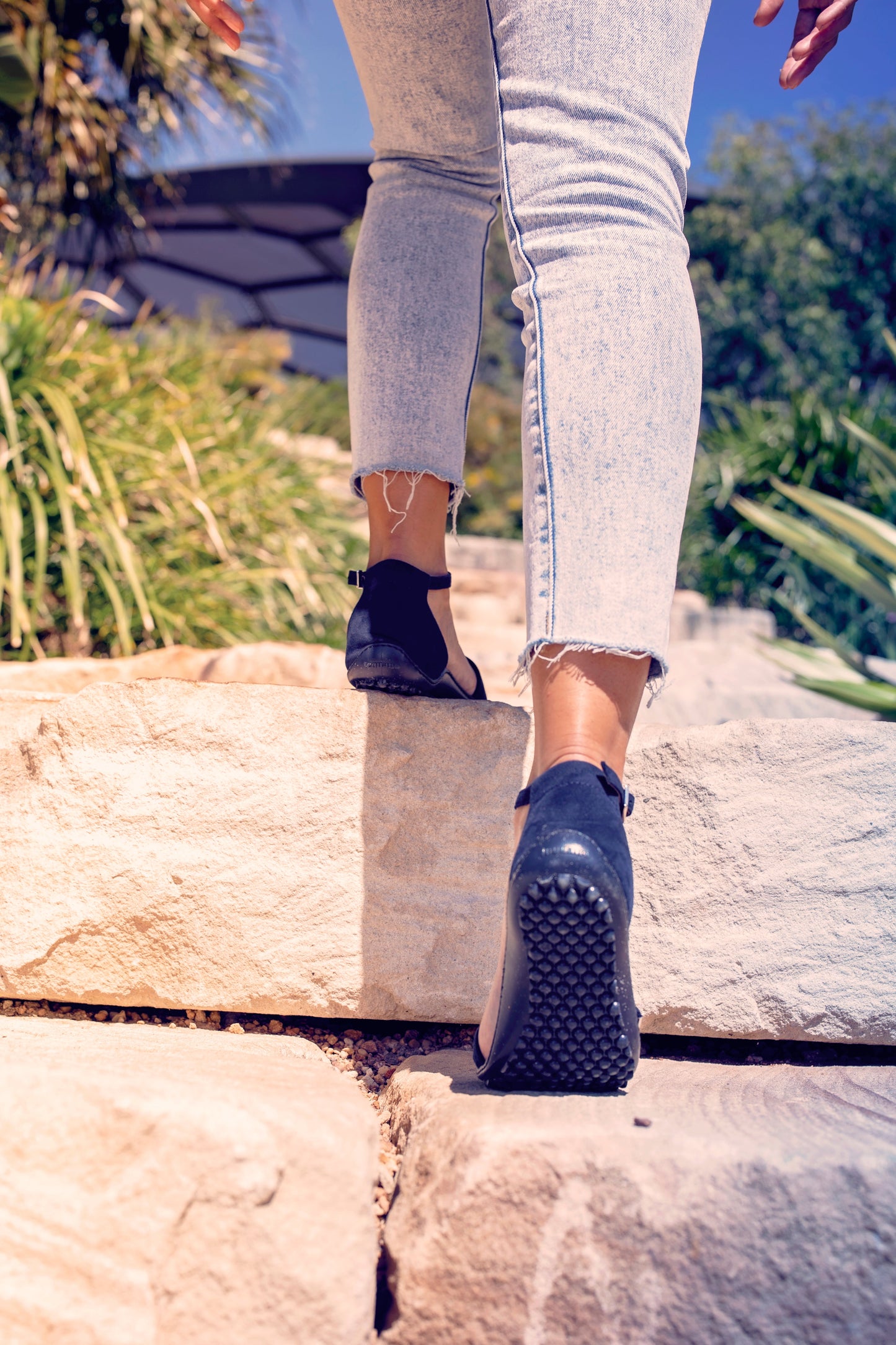 Leguano Jara barfods sandaler til kvinder i farven blue, lifestyle