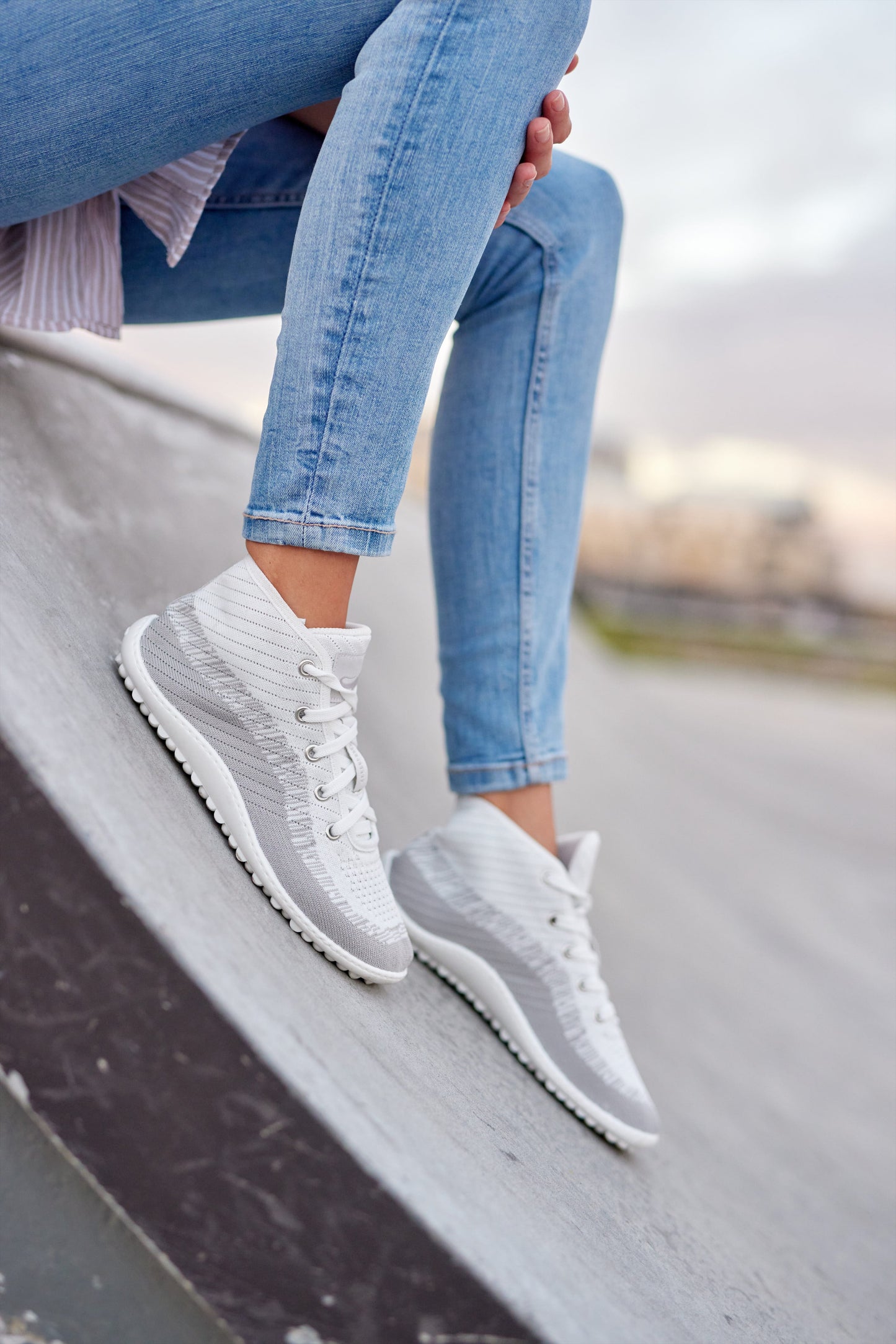Leguano Stream barfods high ankle sneakers til kvinder og mænd i farven white, lifestyle