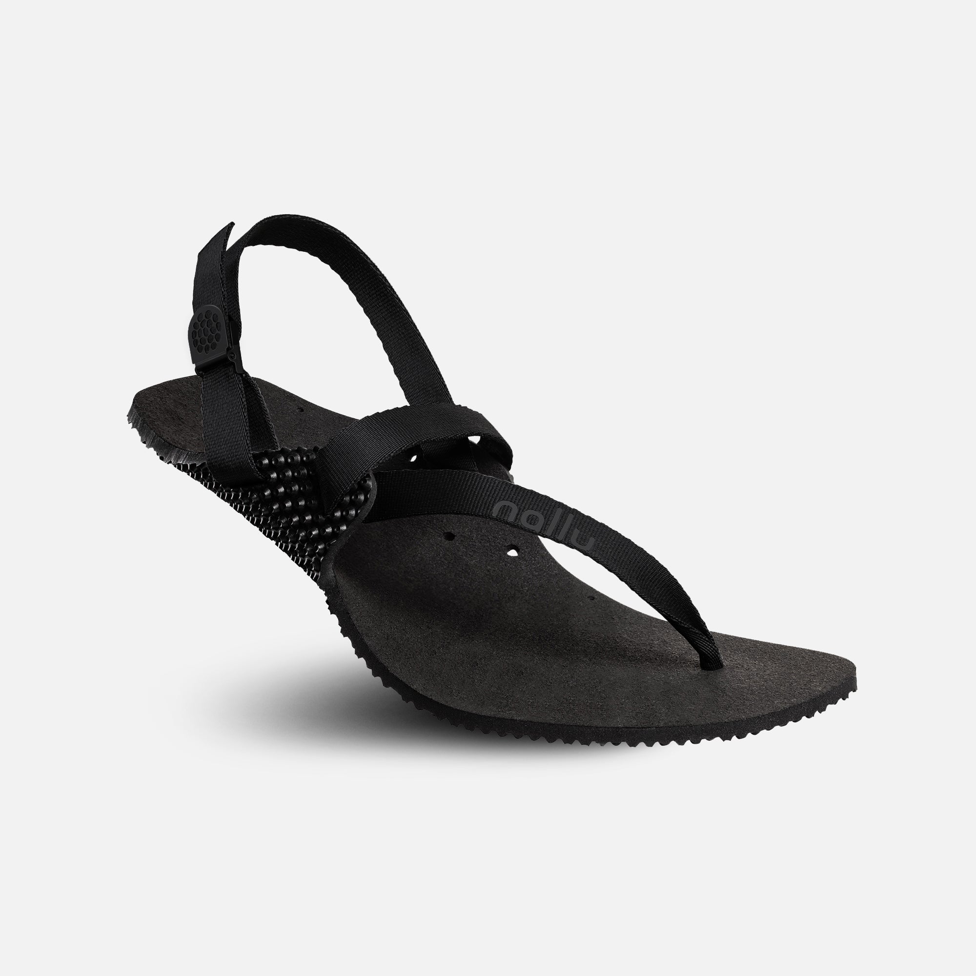 Nallu Explorer barfods sandaler til kvinder og mænd i farven black, vinklet