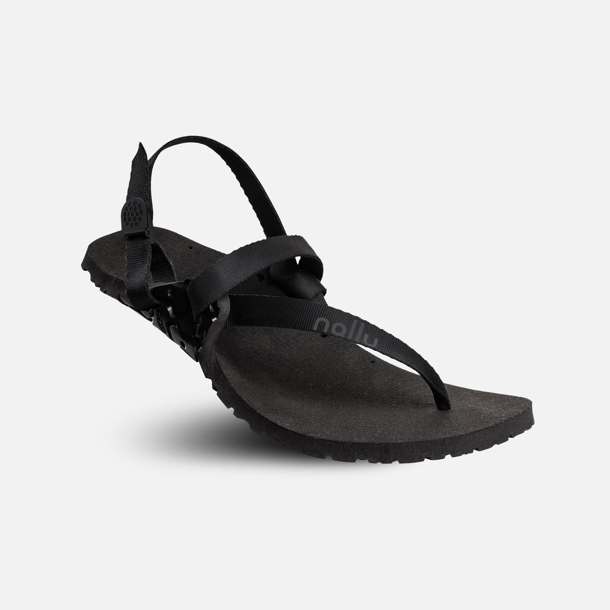 Nallu Journey barfods sandaler til kvinder og mænd i farven black, vinklet