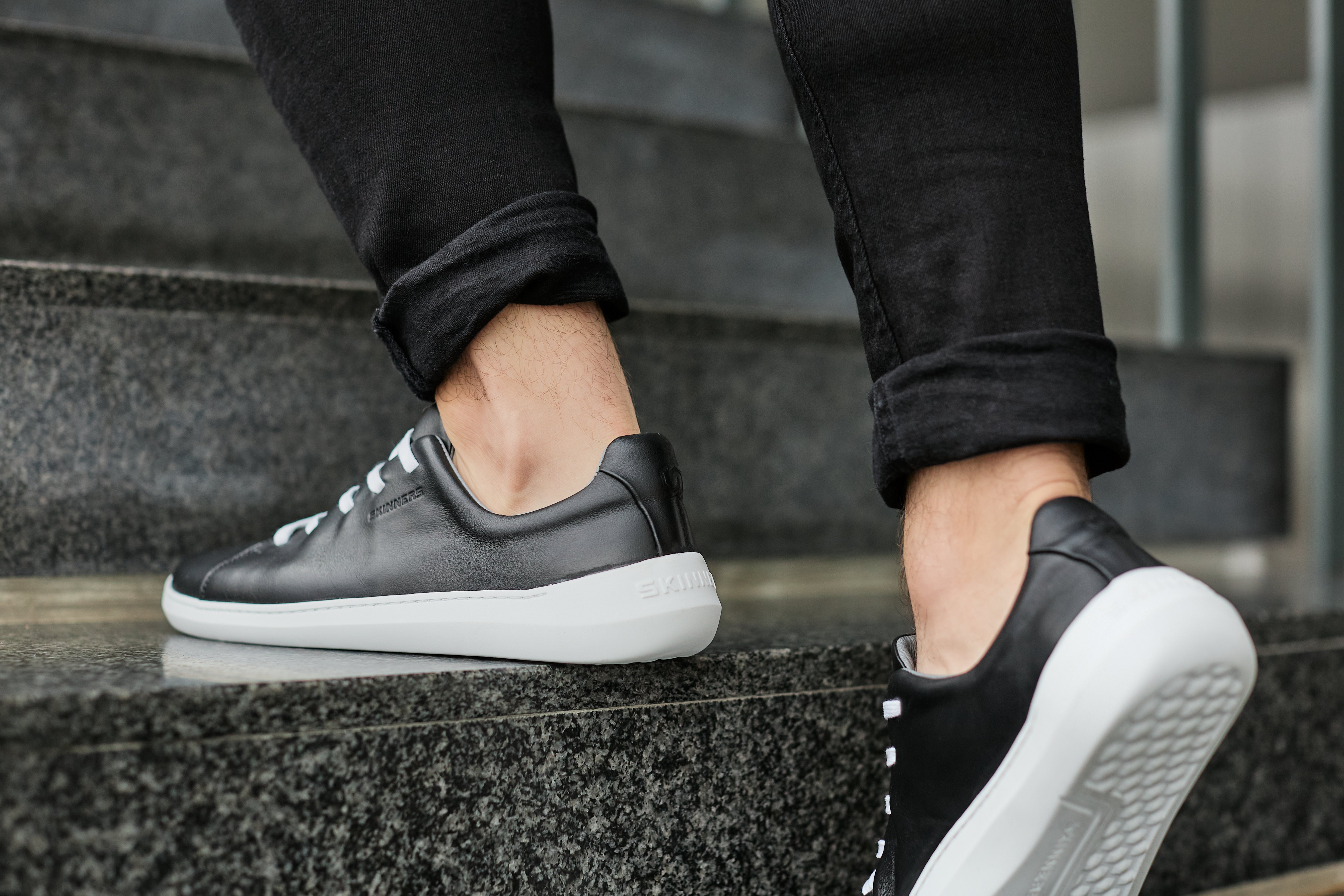 Mærkbare Walker barfods sneakers til kvinder og mænd i farven black / white, lifestyle