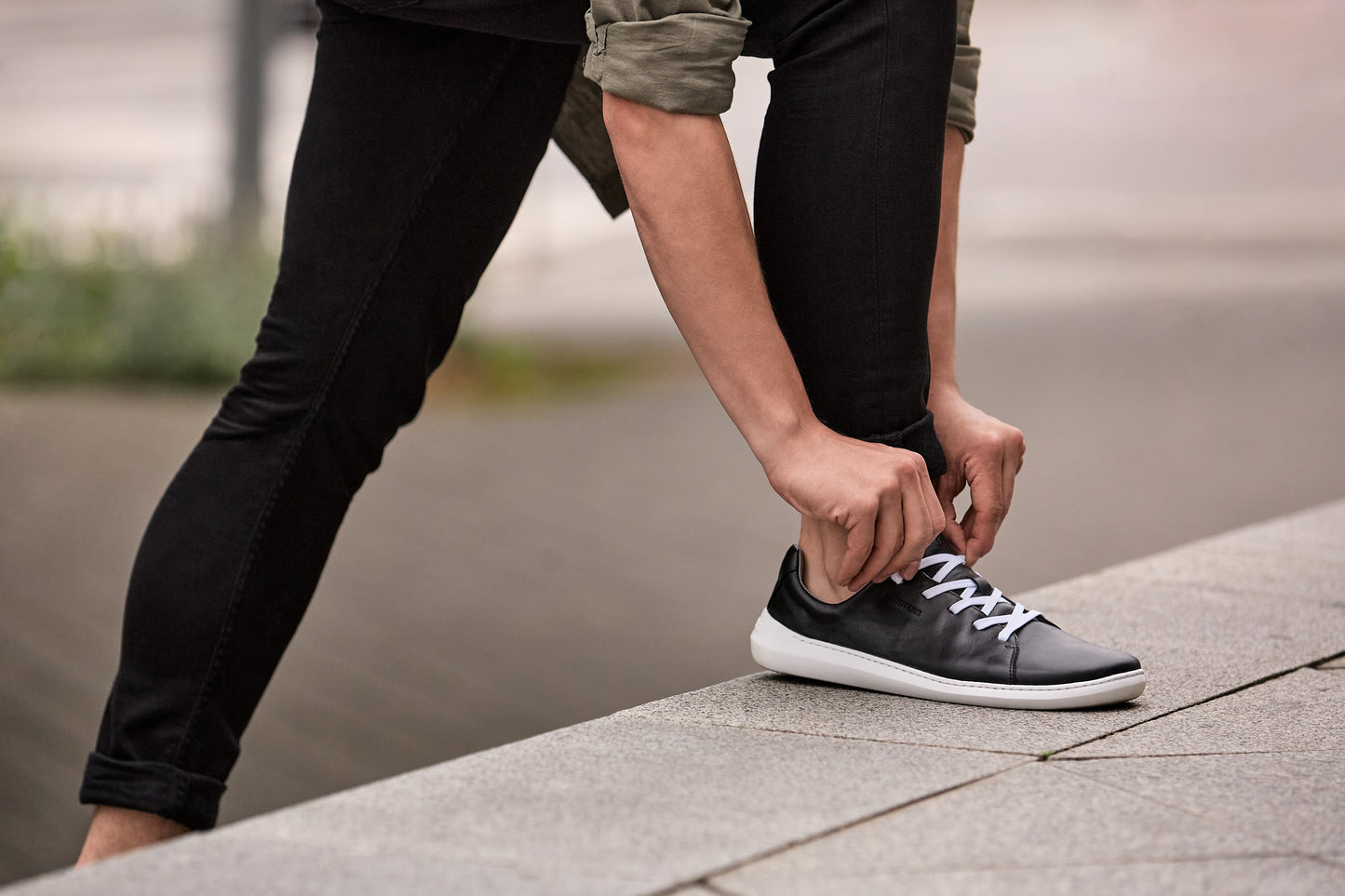 Mærkbare Walker barfods sneakers til kvinder og mænd i farven black / white, lifestyle