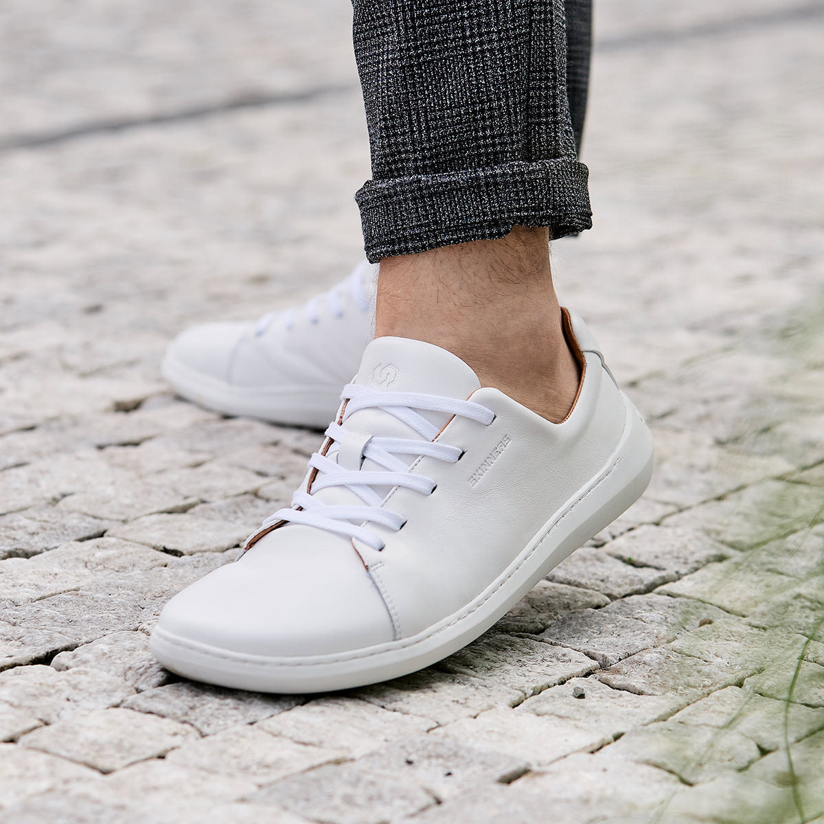 Mærkbare Walker barfods sneakers til kvinder og mænd i farven white / white, lifestyle