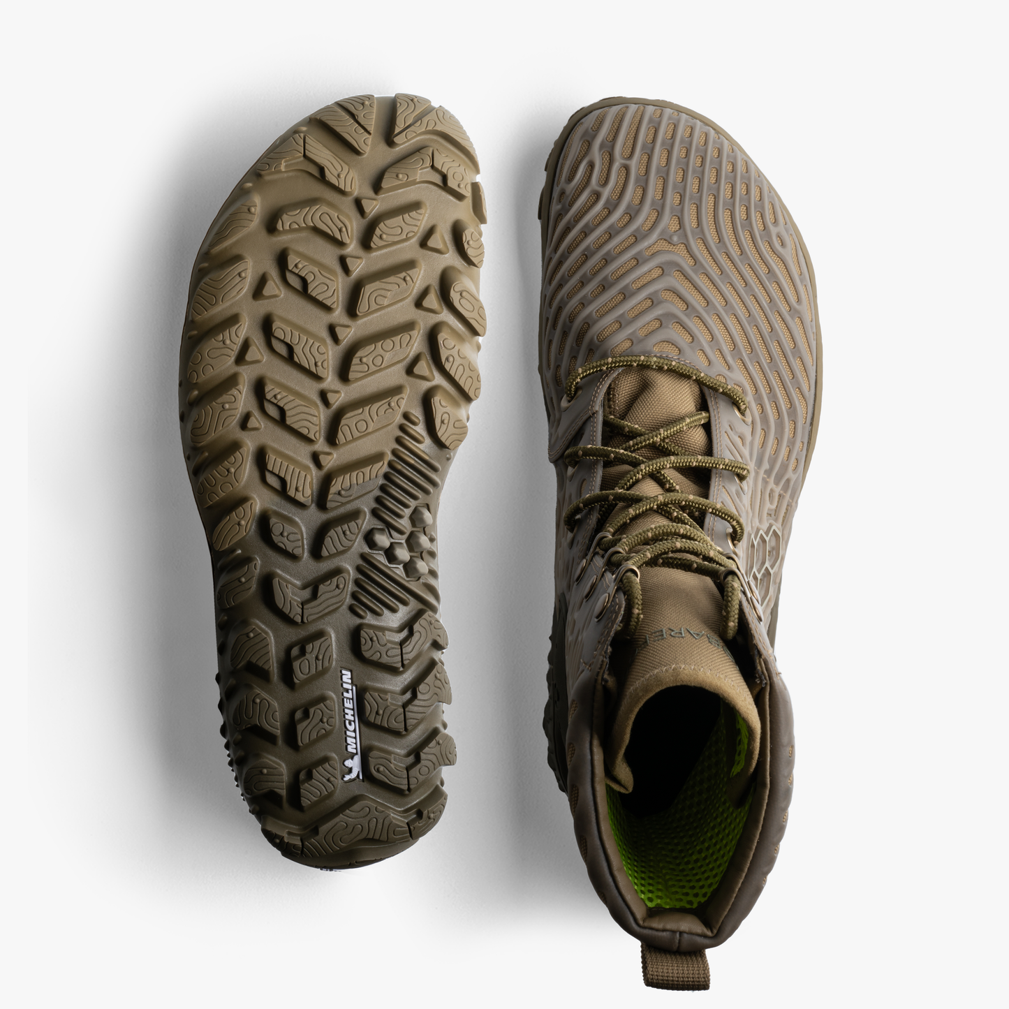 Vivobarefoot Jungle ESC Mens i varianten Invisible, vises fra oven og sålen. Skoen er i armygrøn og designet til at efterligne barfodsgang.