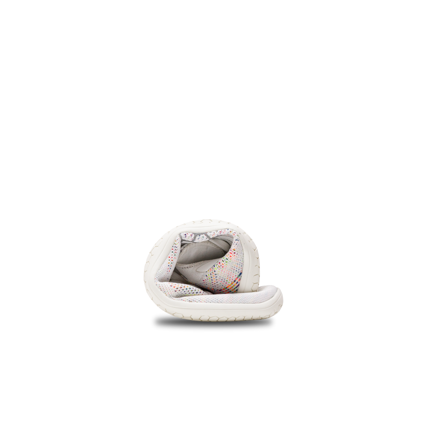 Primus Lite Knit damesko fra Vivobarefoot i varianten Bright White Iridescent, rullet sammen for at vise fleksibilitet og barfodsfornemmelse, letvægtsdesign med genbrugsmaterialer.