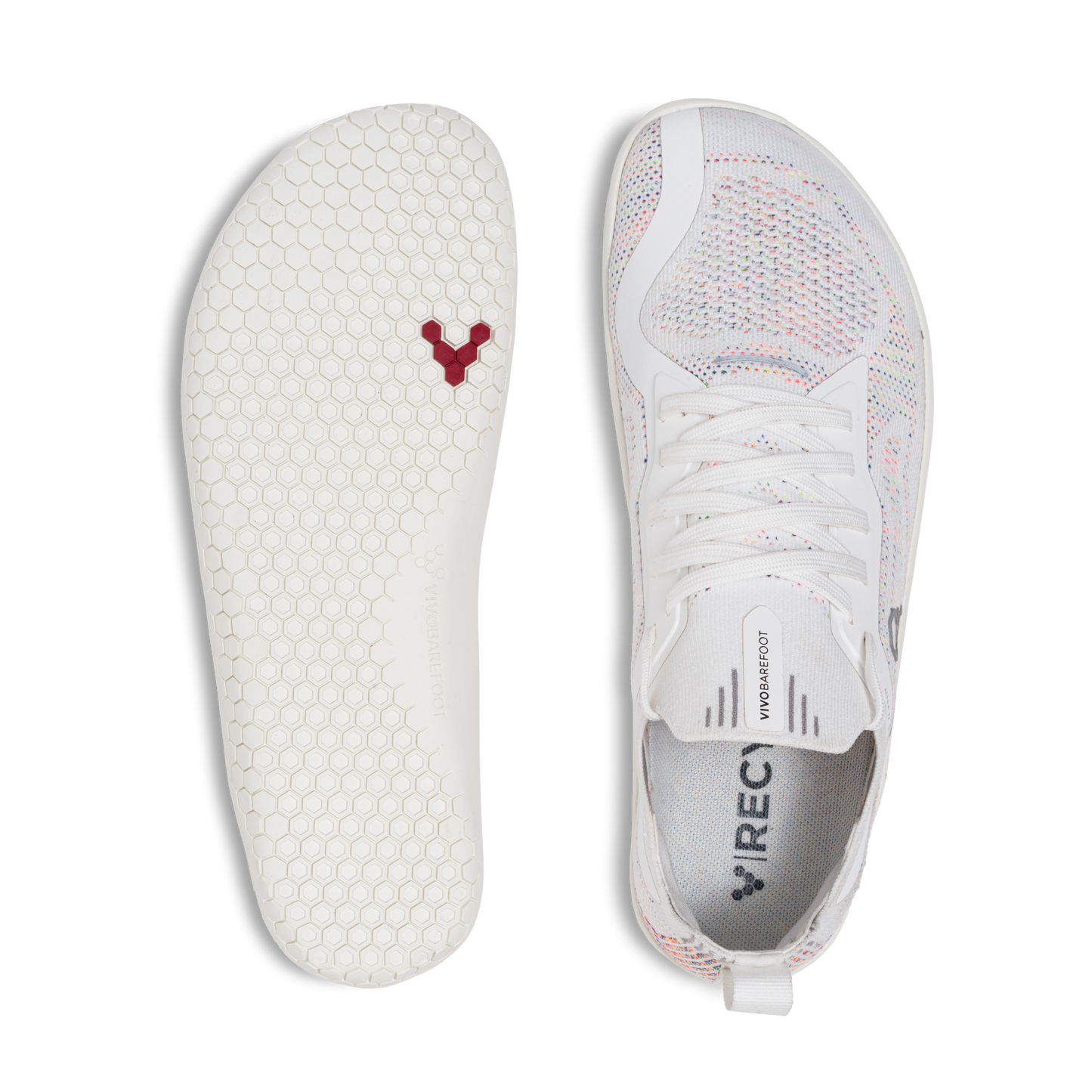 Vivobarefoot Primus Lite Knit i varianten 'Bright White Iridescent' for voksne kvinder. Skoen fremviser en letvægt, barfodslignende pasform med en specialdesignet sål og en øvre del med iriserende mønster.