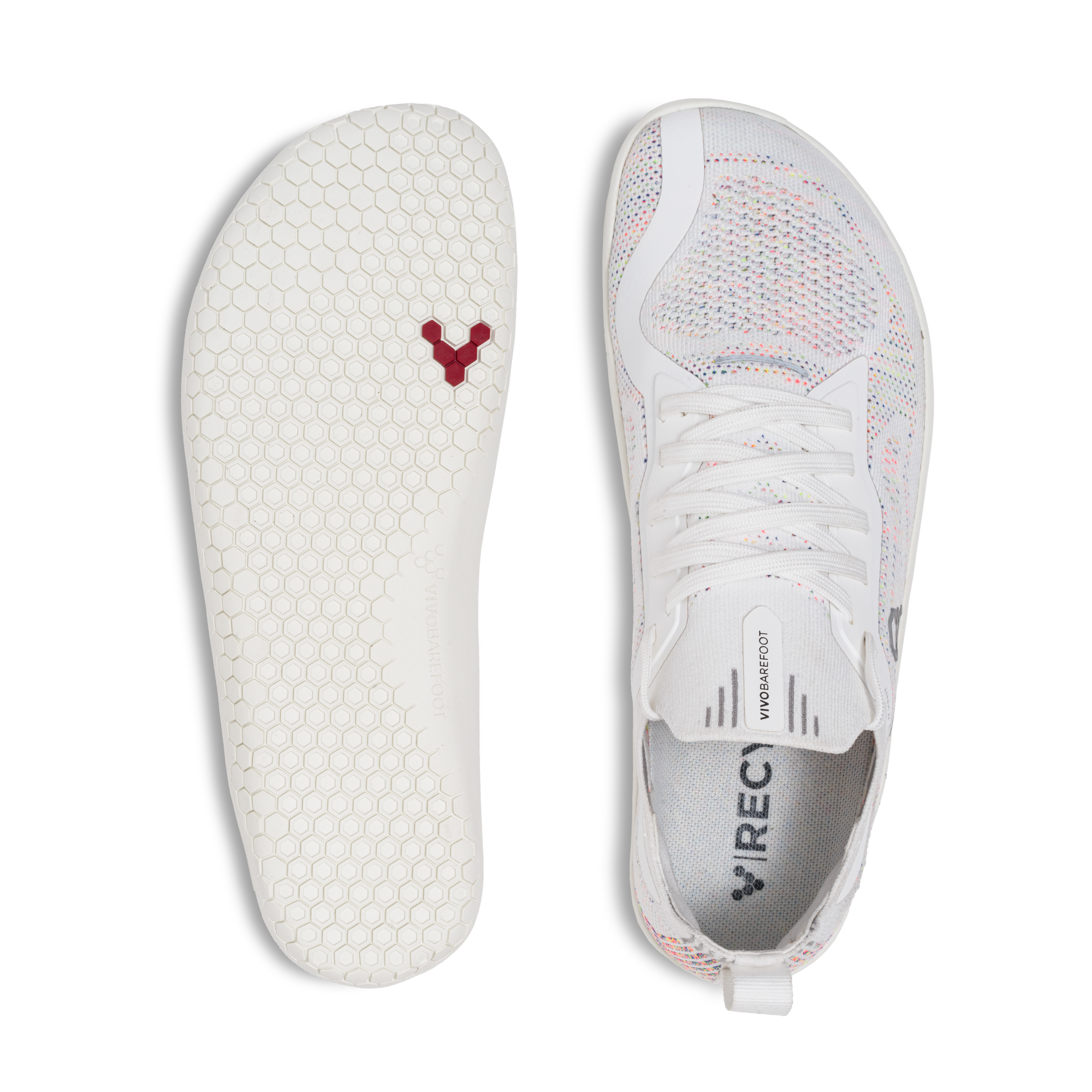 Vivobarefoot Primus Lite Knit i varianten 'Bright White Iridescent' for voksne kvinder. Skoen fremviser en letvægt, barfodslignende pasform med en specialdesignet sål og en øvre del med iriserende mønster.