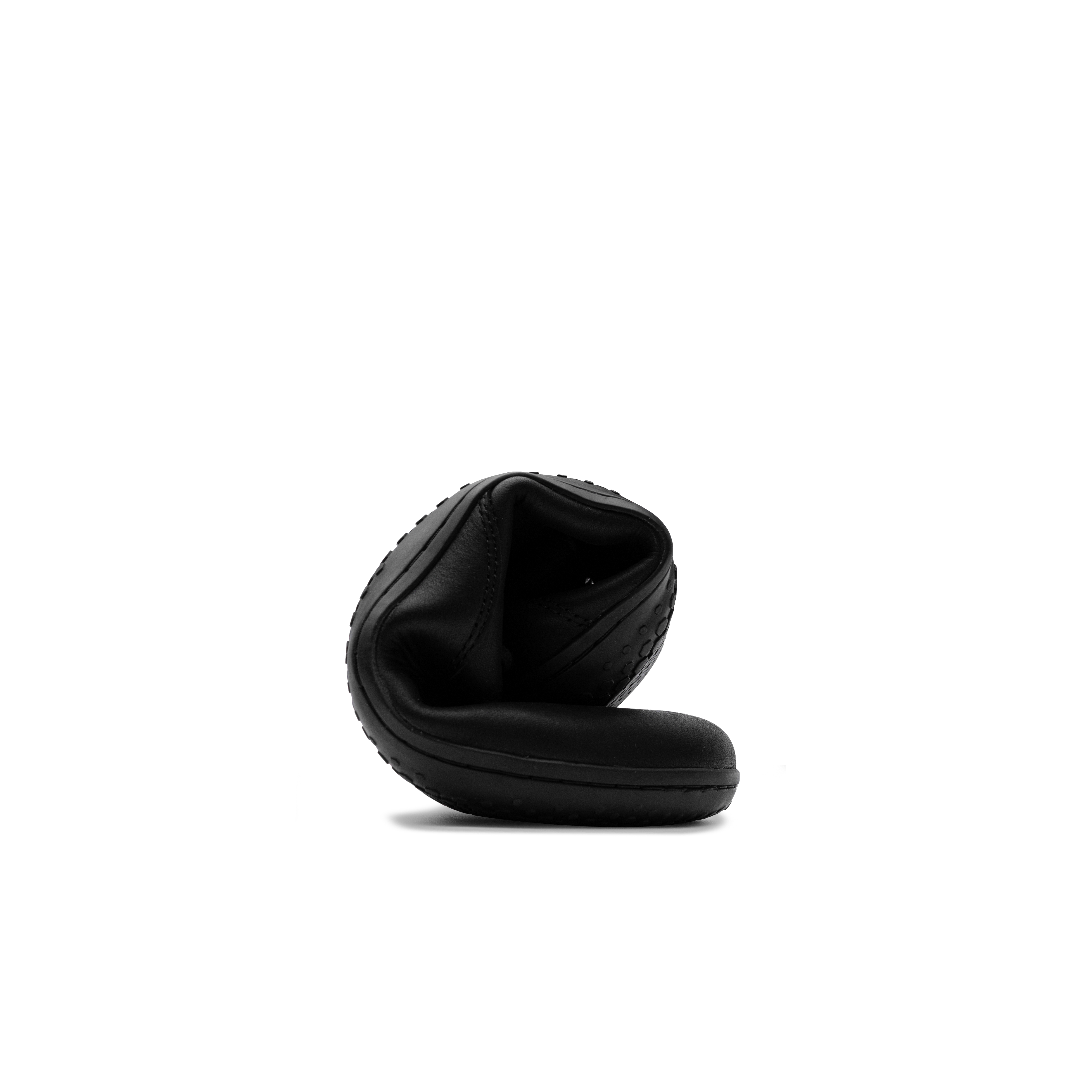 Sammenrullet Vivobarefoot Ra IV barfodssko i varianten Obsidian, fremviser en minimalistisk design og naturlig fodbevægelse, fremstillet af sort vildtlæder.