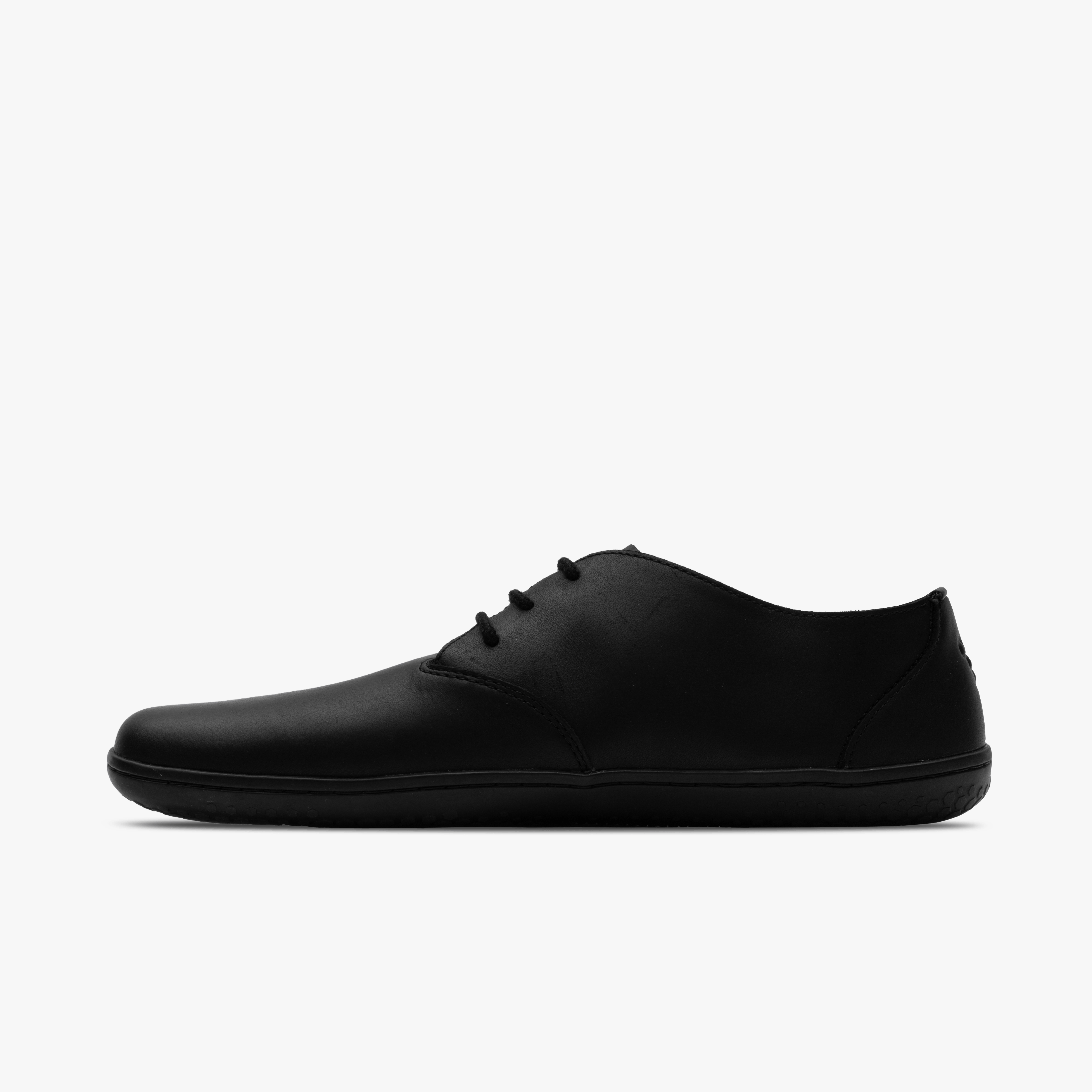 Ra IV fra Vivobarefoot i varianten Obsidian, herresko designet til barfodsgang. Skoene har et minimalistisk sort vildtlæderoverdel og en tynd, fleksibel sål for naturlig fodbevægelse.