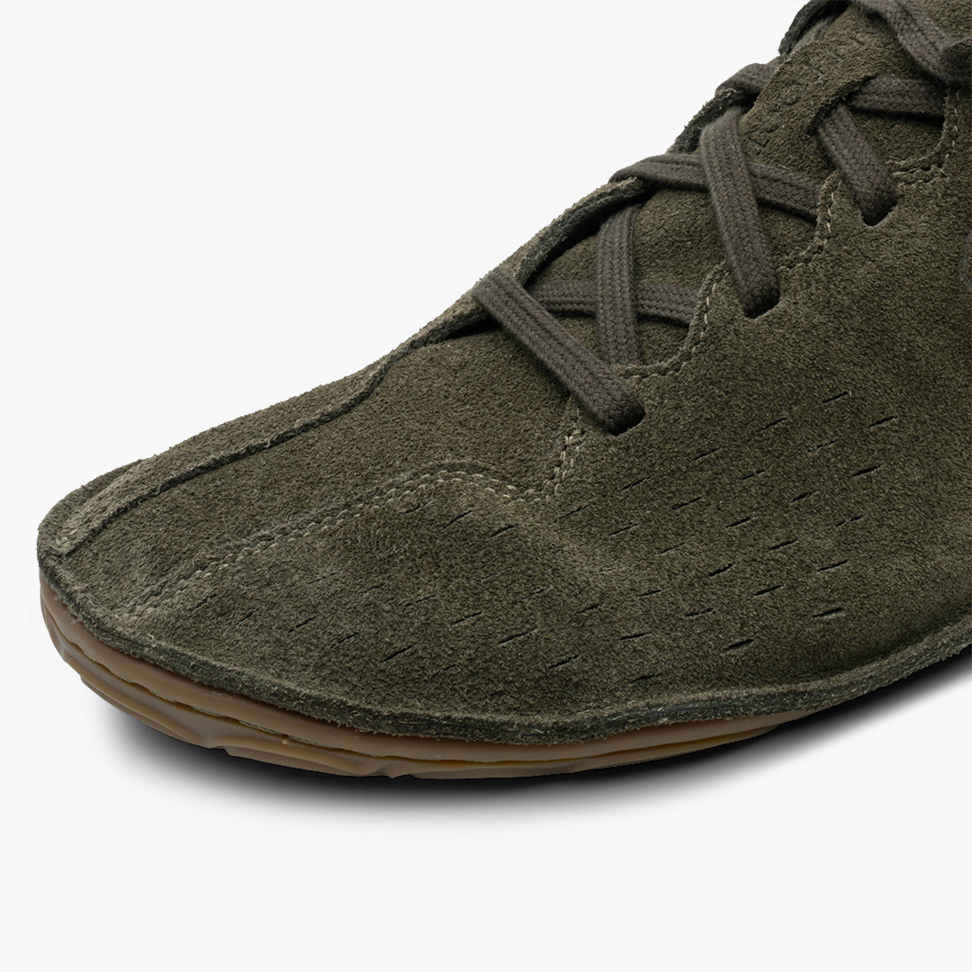 Vivobarefoot Sensus Mens i farven Olive, barfodssko, tæt på, viser øvre del af skoen med vildthudslæder og åndbarhedsdetaljer.