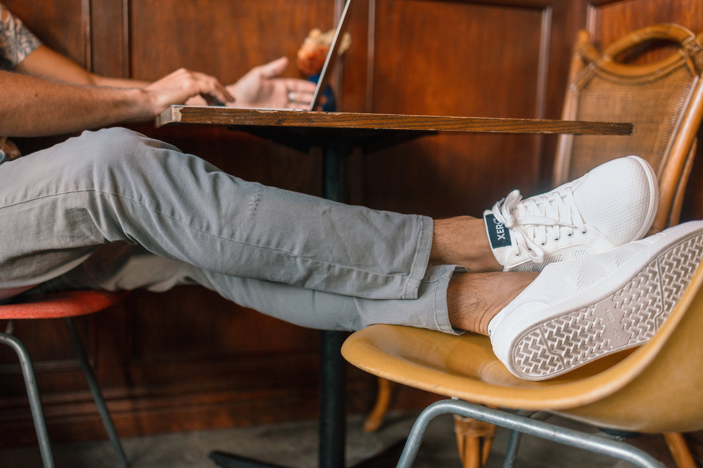 Xero Shoes Dillon Mens barfods sneakers til mænd i farven white, lifestyle