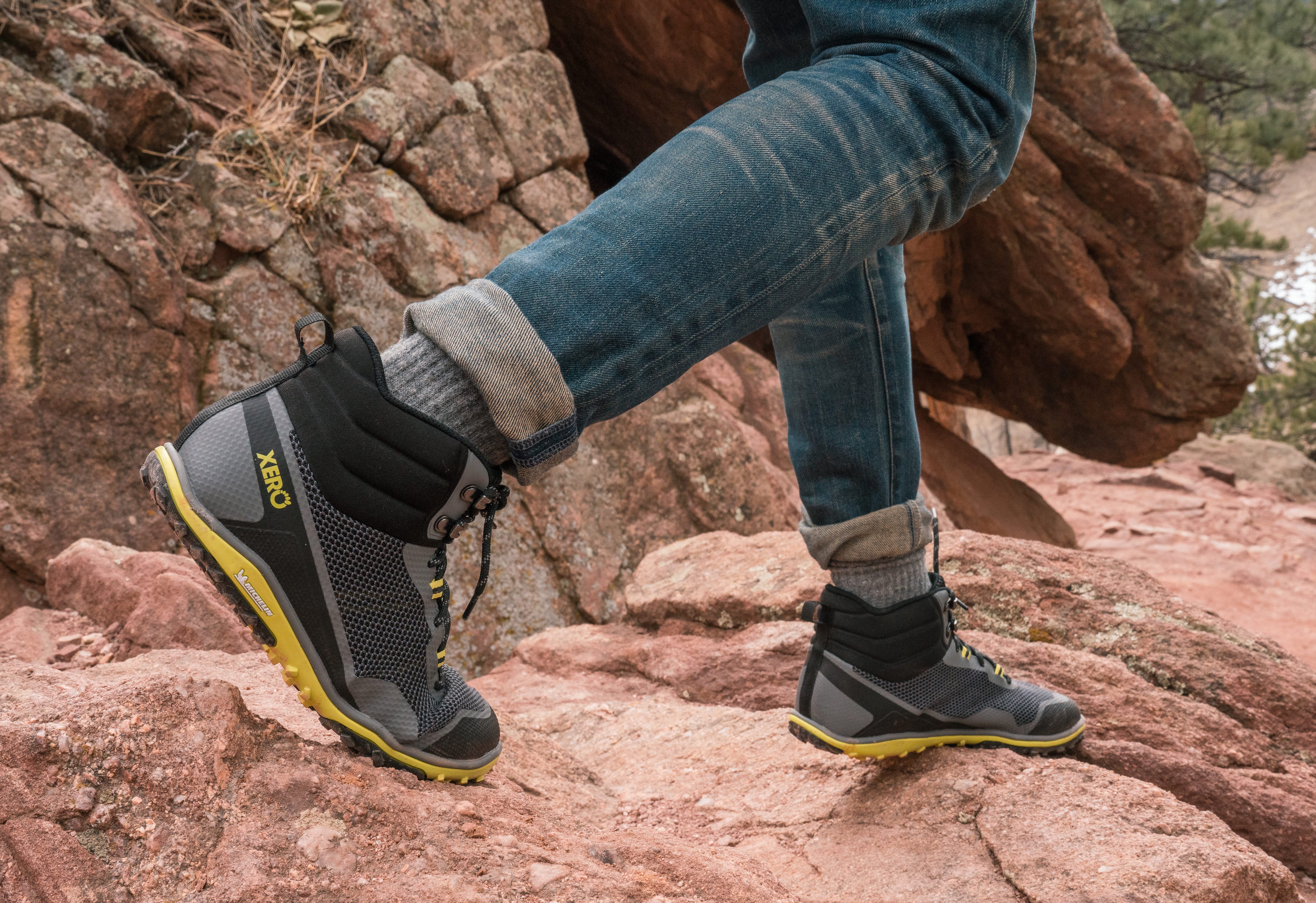 Xero Shoes Scrambler Mid Mens barfods lette vandrestøvler til mænd i farven steel gray / sulphur, lifestyle