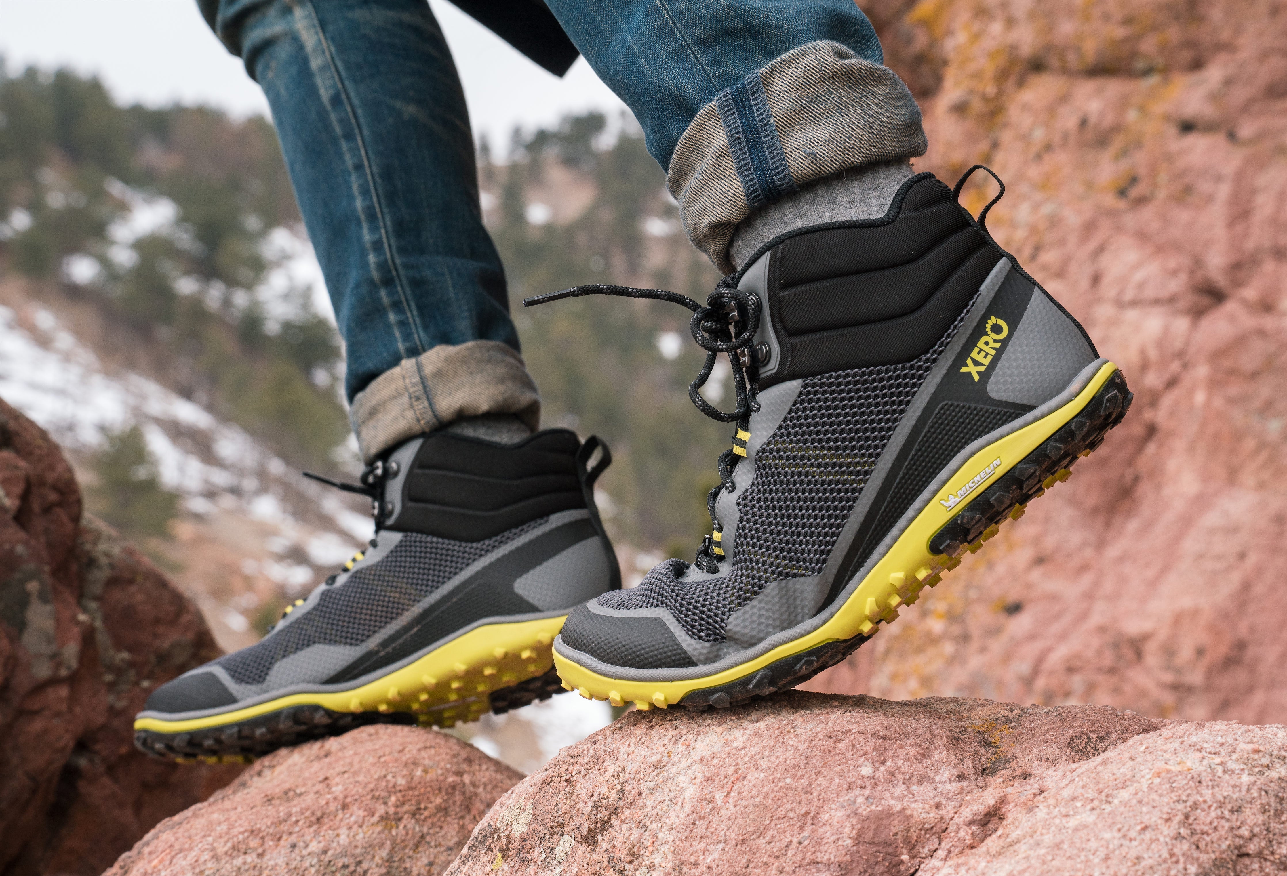 Xero Shoes Scrambler Mid Mens barfods lette vandrestøvler til mænd i farven steel gray / sulphur, lifestyle
