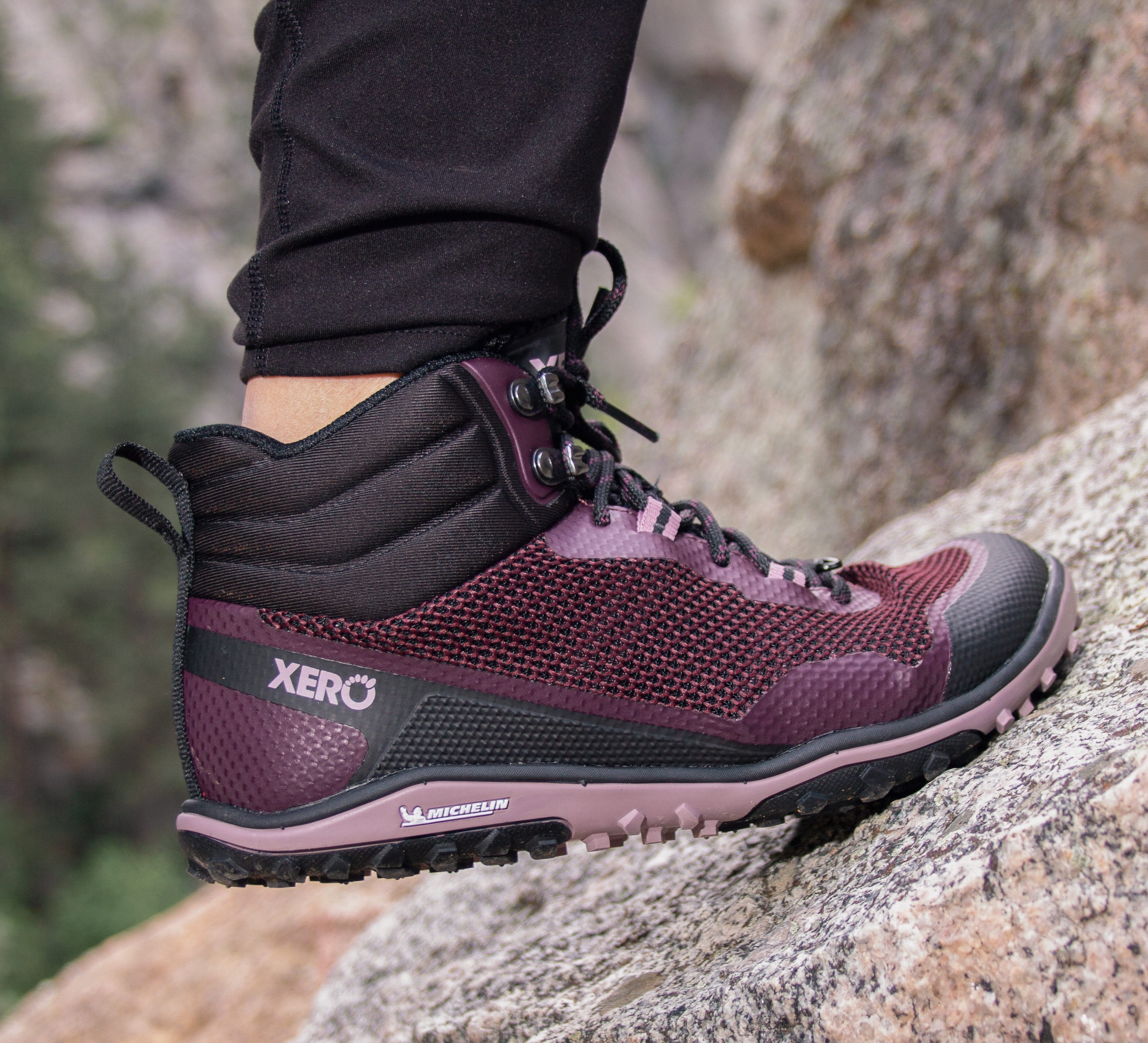 Xero Shoes Scrambler Mid Womens barfods lette vandrestøvler til kvinder i farven black / fig, lifestyle