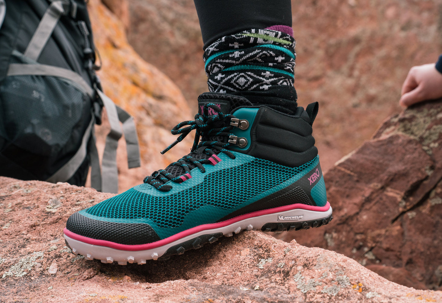 Xero Shoes Scrambler Mid Womens barfods lette vandrestøvler til kvinder i farven deep lake / fuschia, lifestyle