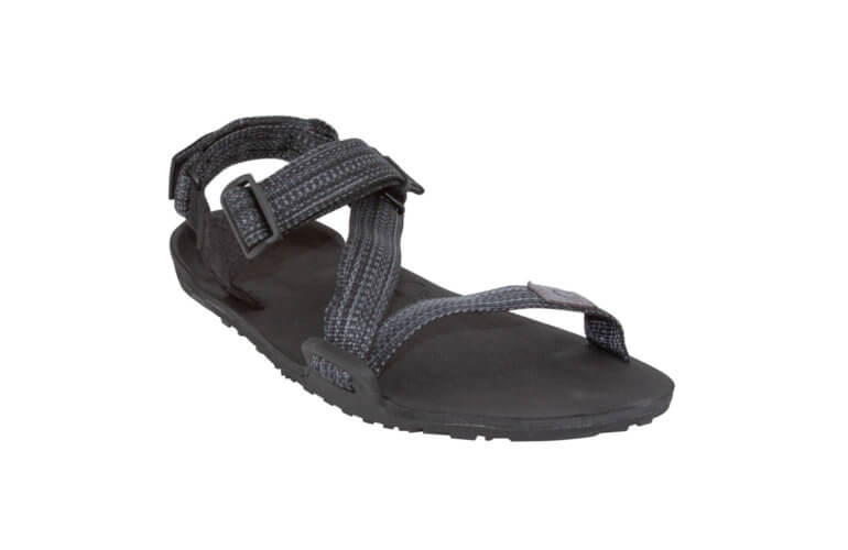 Xero Shoes Z-Trail Kids barfods sandaler til børn i farven black / multi-black, vinklet