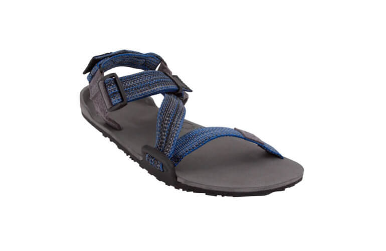 Xero Shoes Z-Trail Kids barfods sandaler til børn i farven charcoal / multi-blue, vinklet
