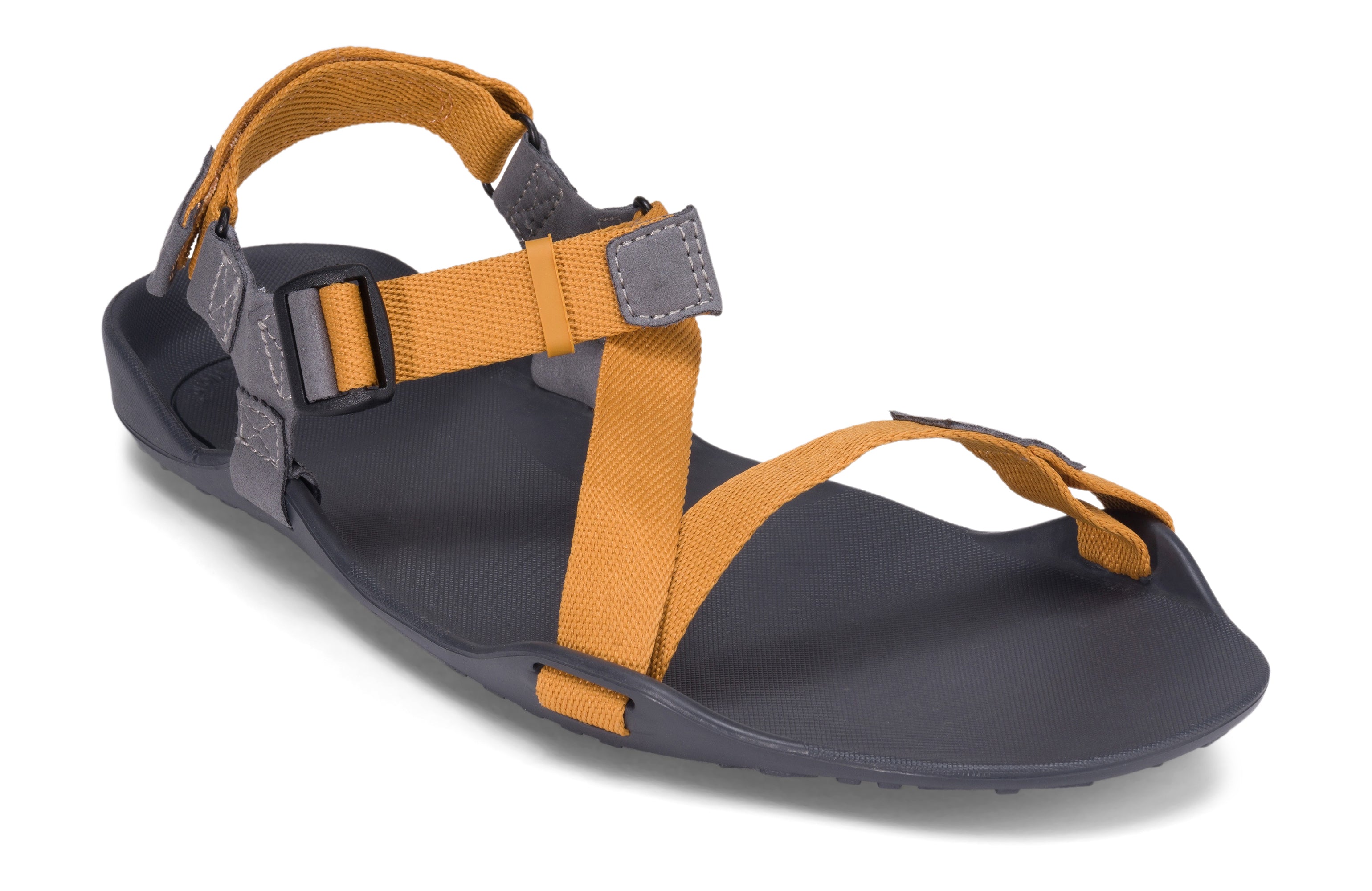 Xero Shoes Z-Trek Men barfods sandaler til mænd i farven nugget, vinklet