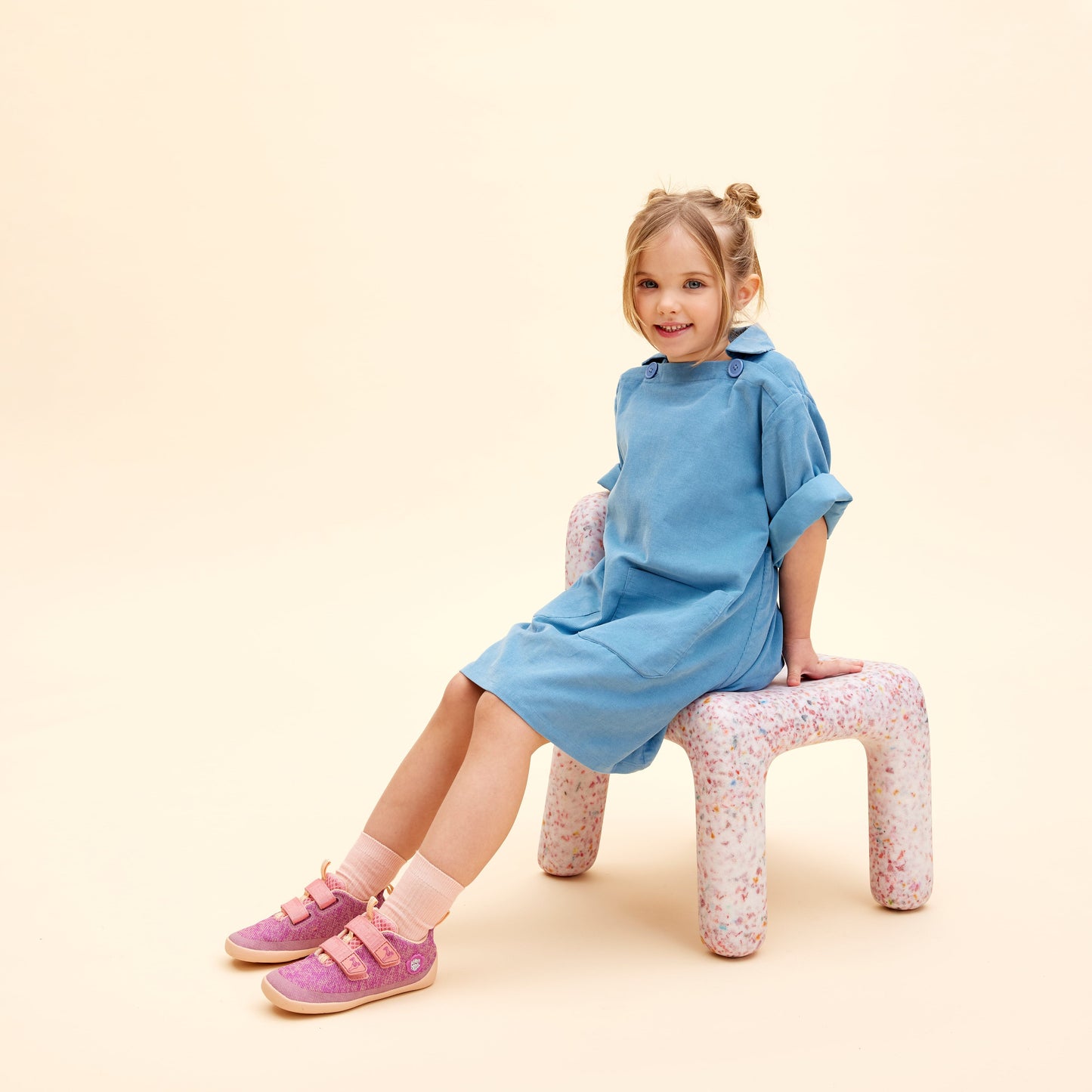 Affenzahn Knit Happy barfods sneakers til børn i farven flamingo, lifestyle