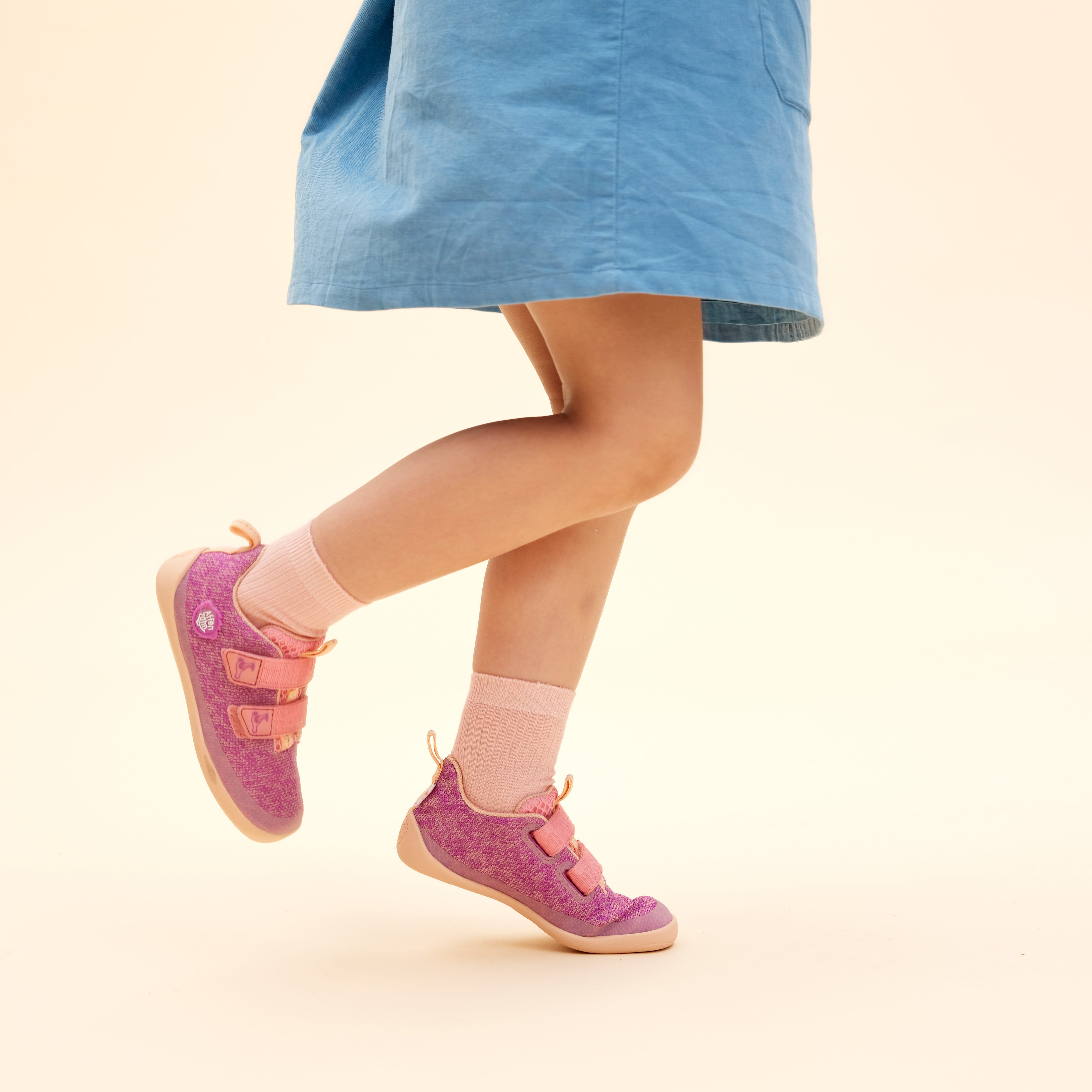 Affenzahn Knit Happy barfods sneakers til børn i farven flamingo, lifestyle