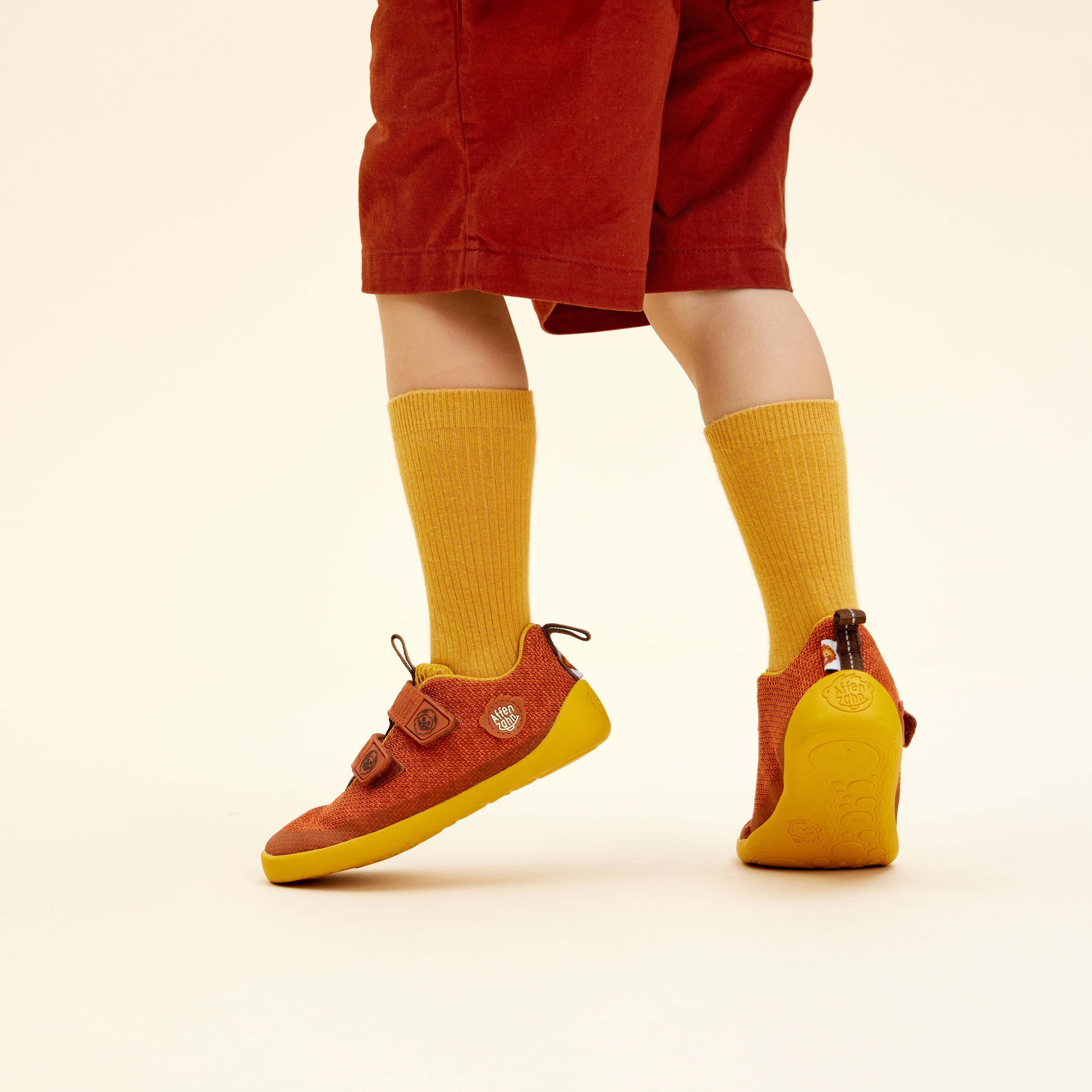 Affenzahn Knit Happy barfods sneakers til børn i farven lion, lifestyle