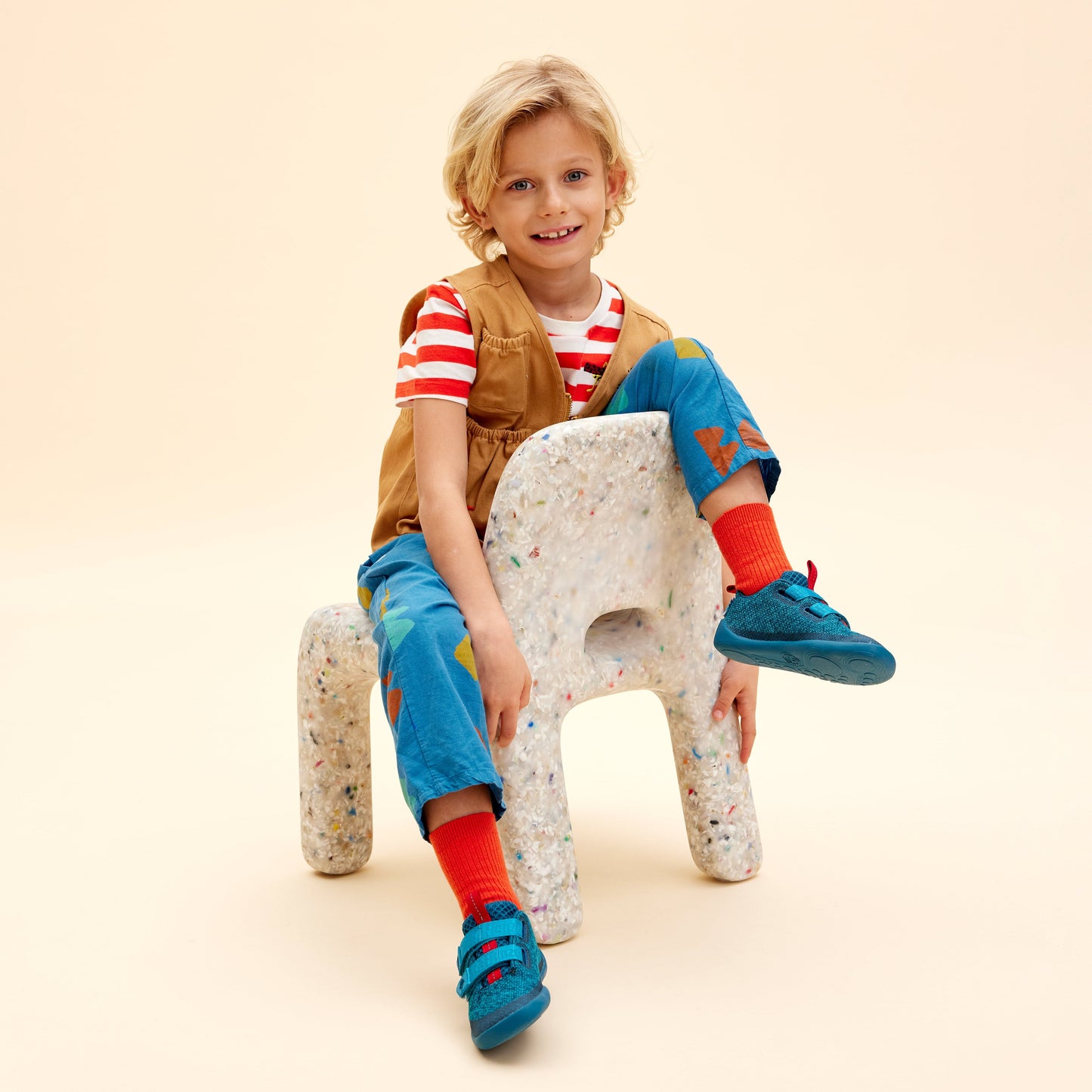 Affenzahn Knit Happy barfods sneakers til børn i farven shark, lifestyle