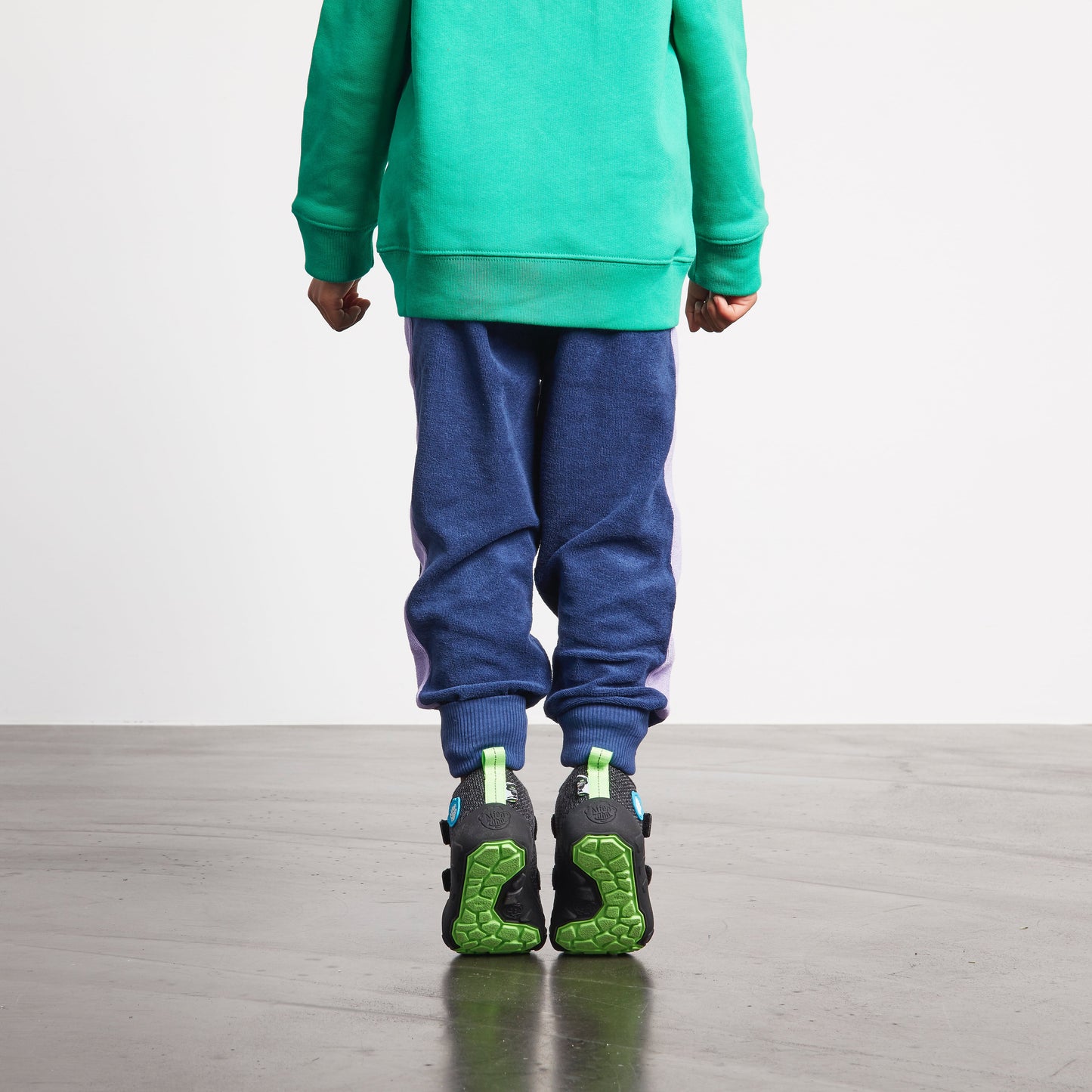Affenzahn Low Boot Knit Happy barfods overgangssko til børn i farven panther, lifestyle
