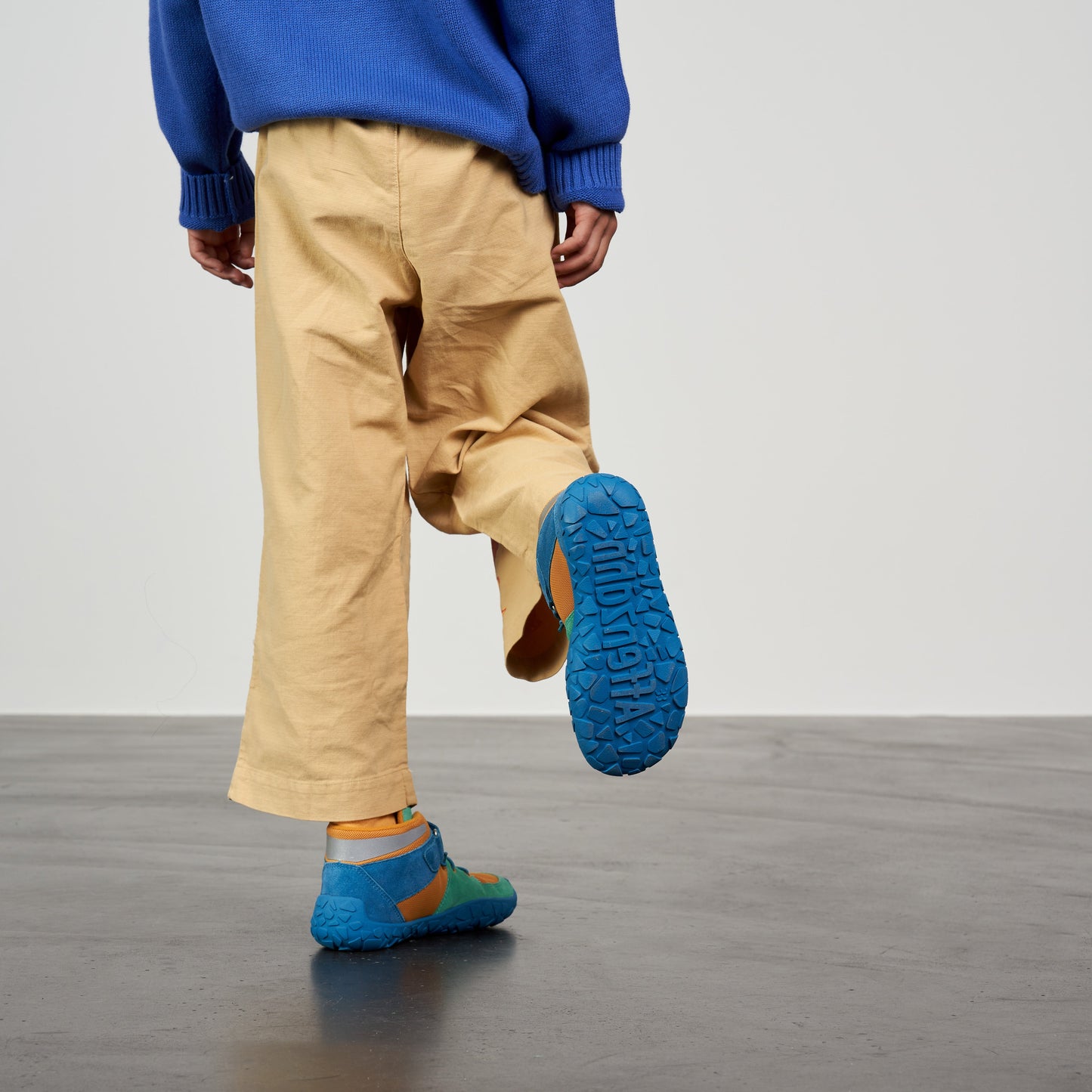 Affenzahn Mid Boot Leather Dreamer barfods vinter sneakers til børn i farven lagoon blue, lifestyle