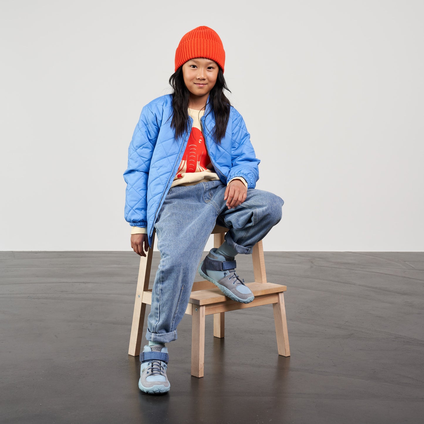 Affenzahn Mid Boot Leather Dreamer barfods vinter sneakers til børn i farven sky blue, lifestyle