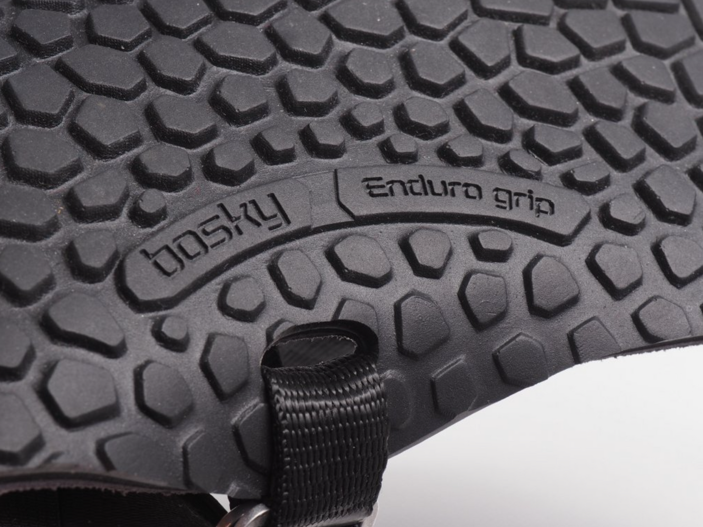 Bosky Enduro Leather 2.0 Y barfods sandaler til kvinder og mænd i farven black, detalje