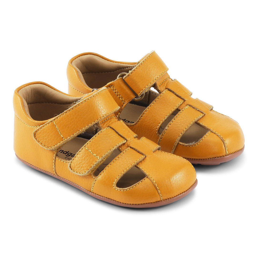 Par af Bundgaard Tobias Summer - Børnesandaler i varianten Yellow, viser åbne sandaler med lys gul læder og velcrolukninger, ideelle til legefulde dage både ude og inde.