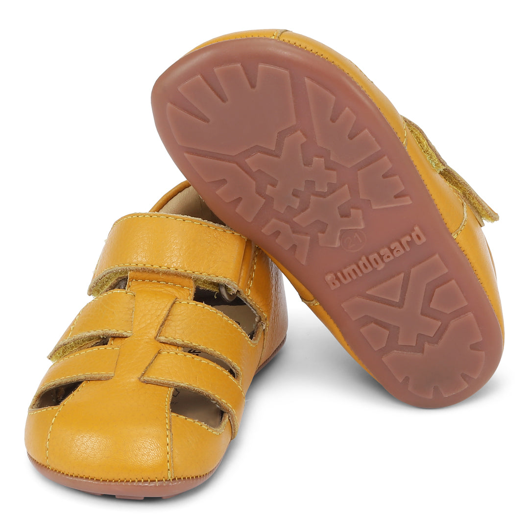 Børnesandaler Tobias Summer fra Bundgaard i varianten Yellow, med åndbart læder og dual Velcro lukning. Fleksibel 'Zero Heel' gummi sål synlig.