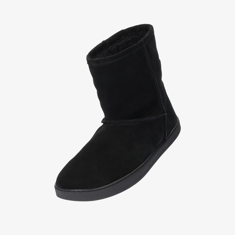 Groundies Cozy Boot Women barfods vinterstøvler til kvinder i farven black, vinklet