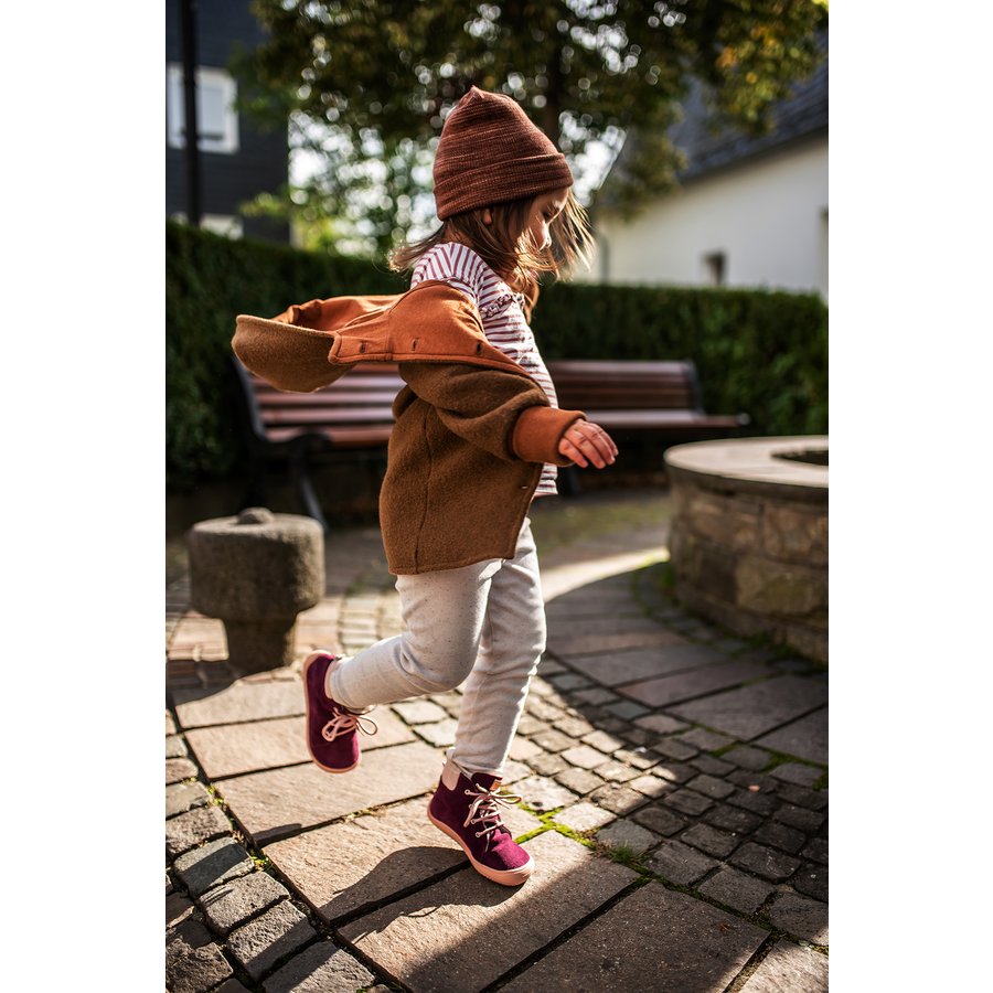 Tikki Beetle Leather barfods vinterstøvle til børn i farven amarant, lifestyle