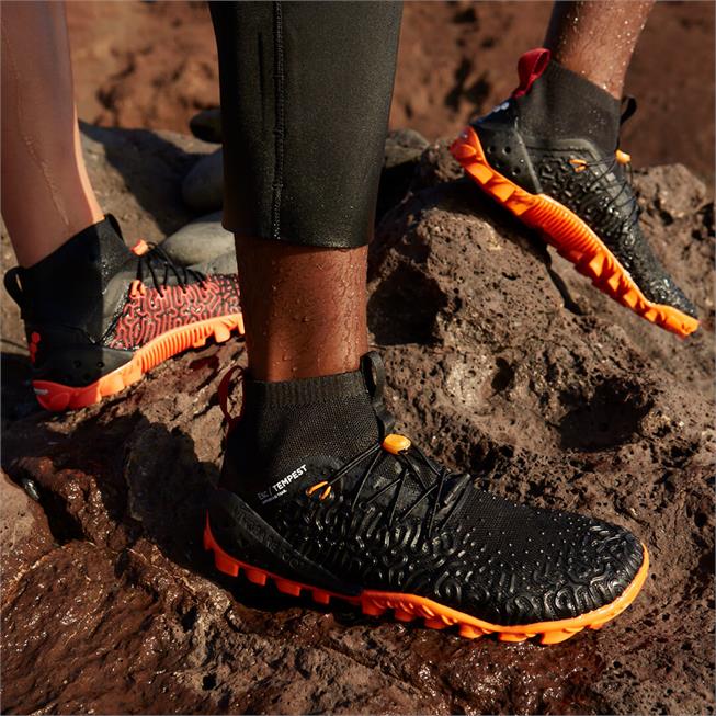Vivobarefoot ESC Tempest Womens barfods vandstøvler til kvinder i farven black/orange, lifestyle