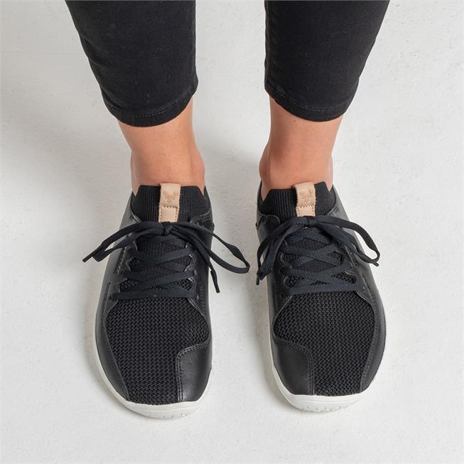Vivobarefoot Primus Knit Mens barfods sneakers til mænd i farven black, lifestyle