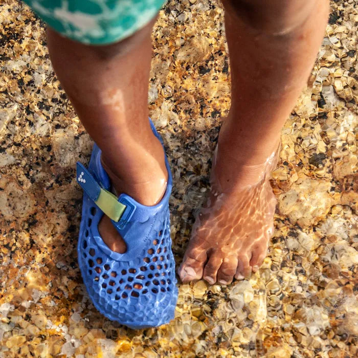 Vivobarefoot Ultra Bloom Kids barfods vandsko/sandaler til børn i farven amparo blue, lifestyle