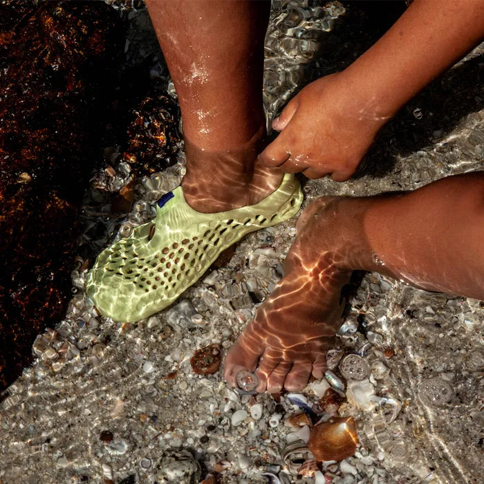 Vivobarefoot Ultra Bloom Kids barfods vandsko/sandaler til børn i farven sunny lime, lifestyle