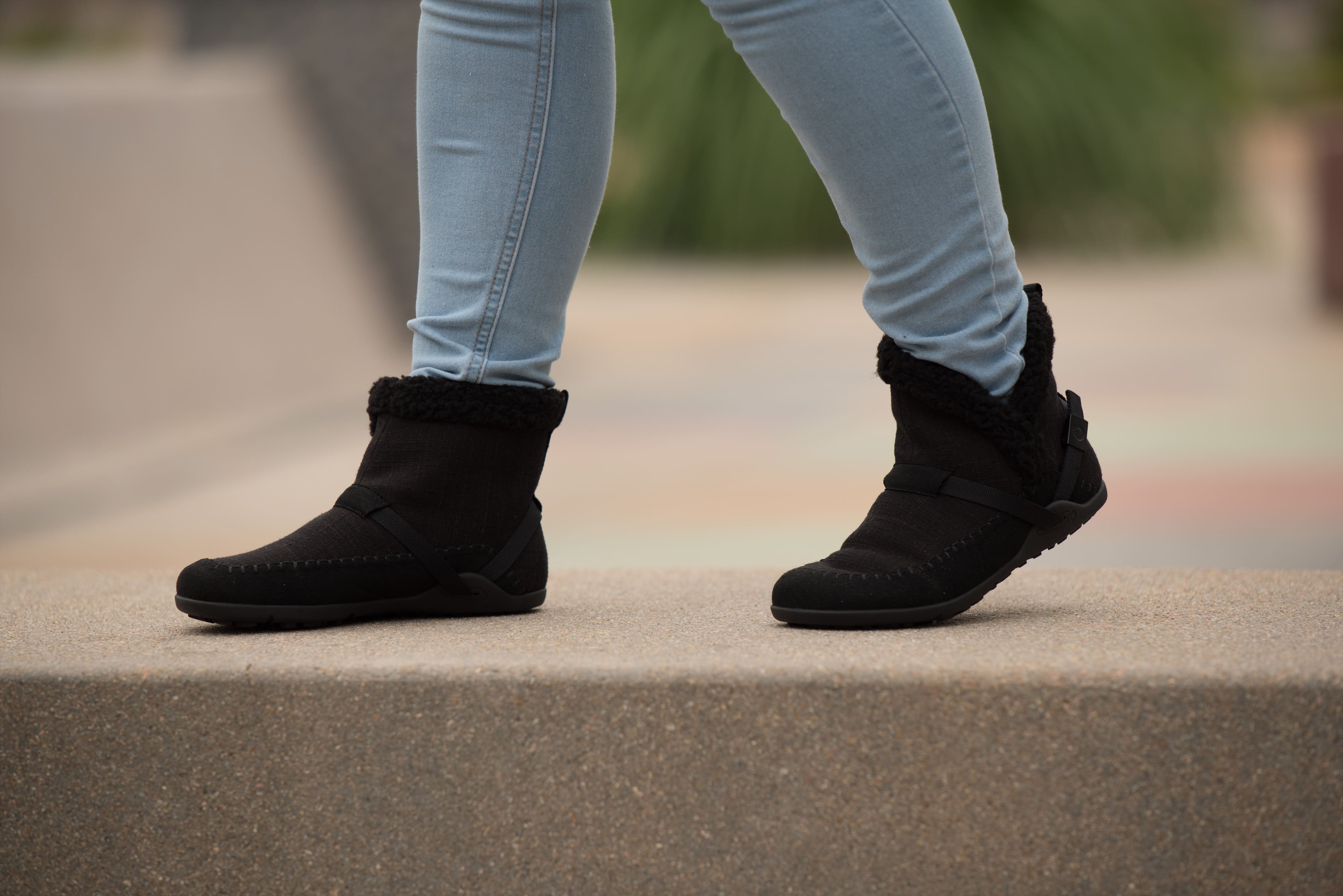 Xero Shoes Ashland barfods kanvas støvler til kvinder i farven black, lifestyle