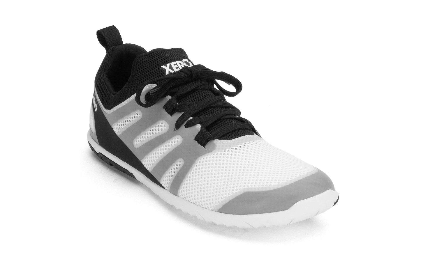 Xero Shoes Forza Runner Womens barfods løbesko til kvinder i farven white/black, vinklet