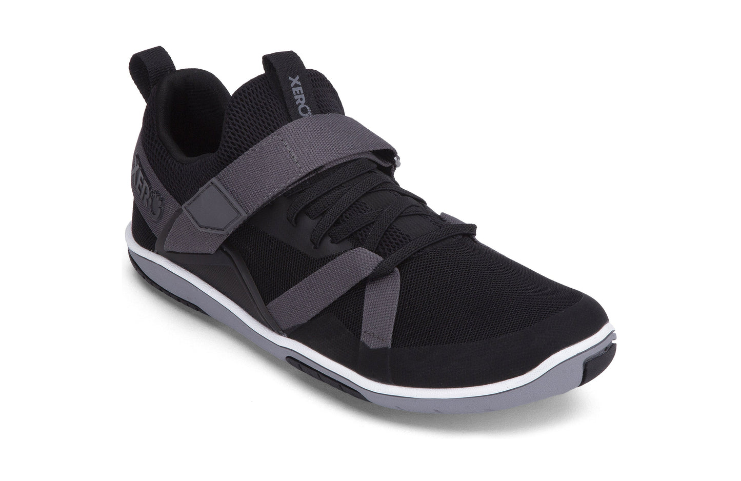 Xero Shoes Forza Trainer Womens barfods træningssko til kvinder i farven black, vinklet